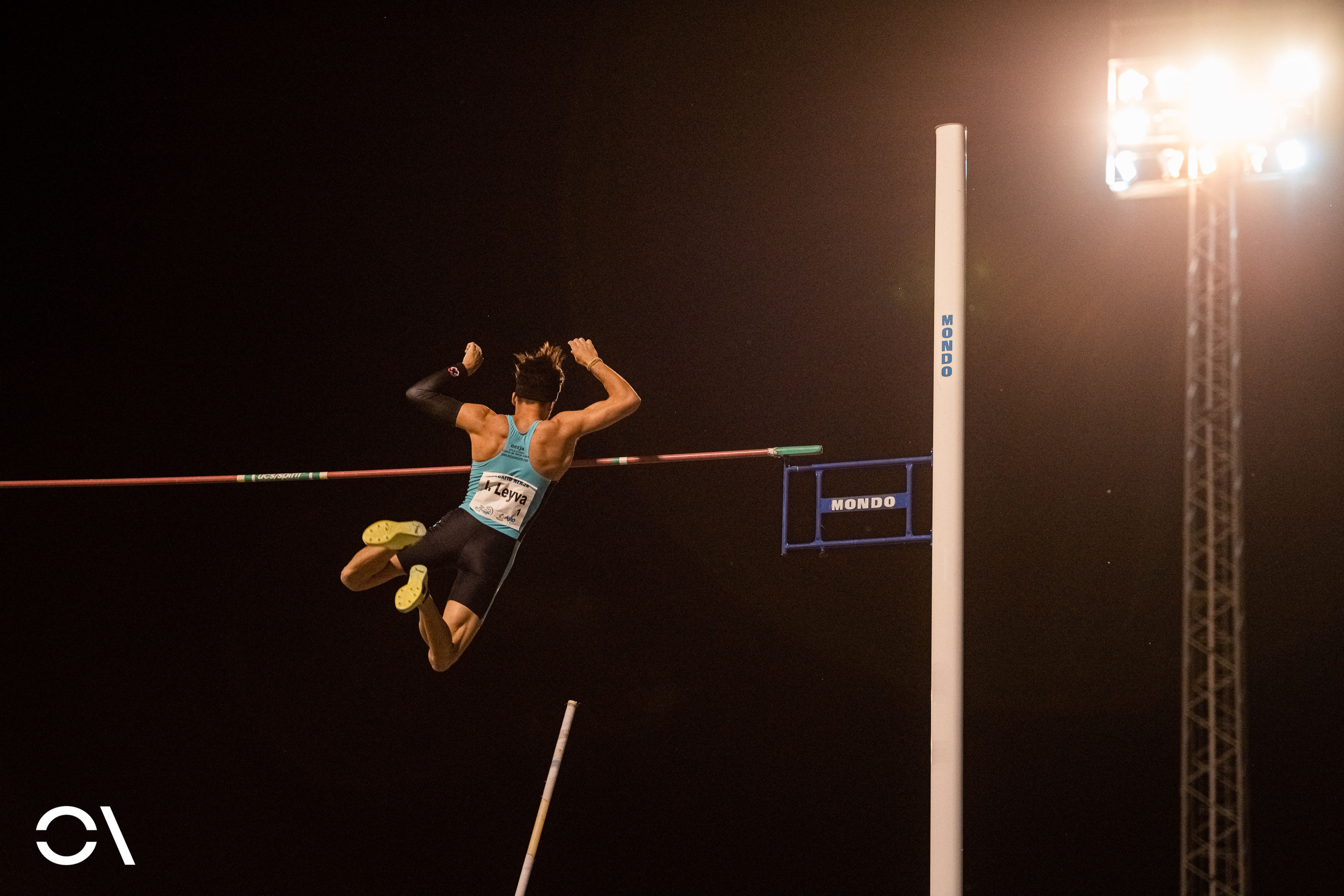 Isidro Leyva fue el ganador del salto con pértiga con 5.45 metros. Foto: Sportmedia.