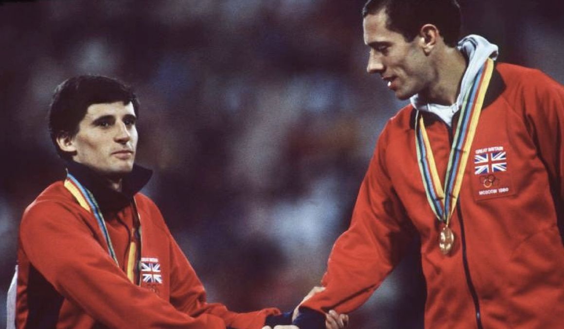 Steve Ovett, a la derecha, saluda a Seb Coe en el pódium de los 800 metros de Moscú 1980. Foto: COI.