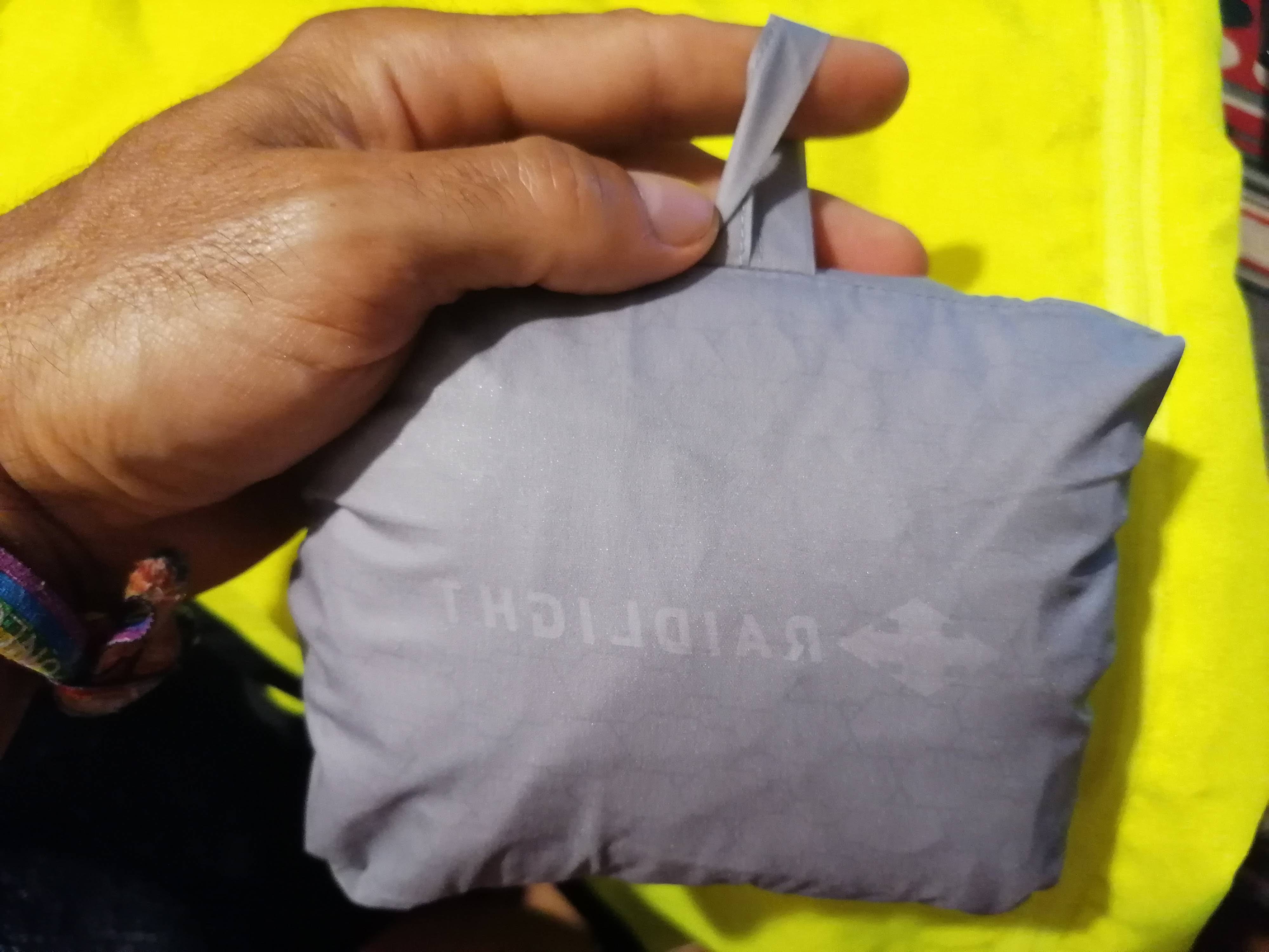 El pantalón se pliega en un pequeño paquete El pantalón se pliega en un pequeño paquete