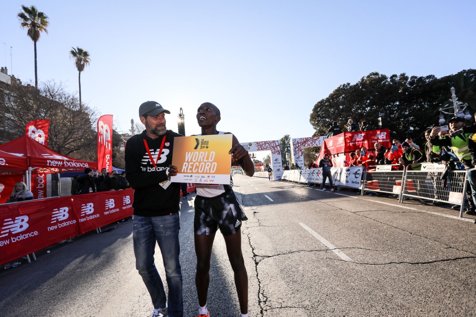 Álex Aparicio junto a Rhonex Kipruto, autor del récord mundial en el 10K Valencia Ibercaja.