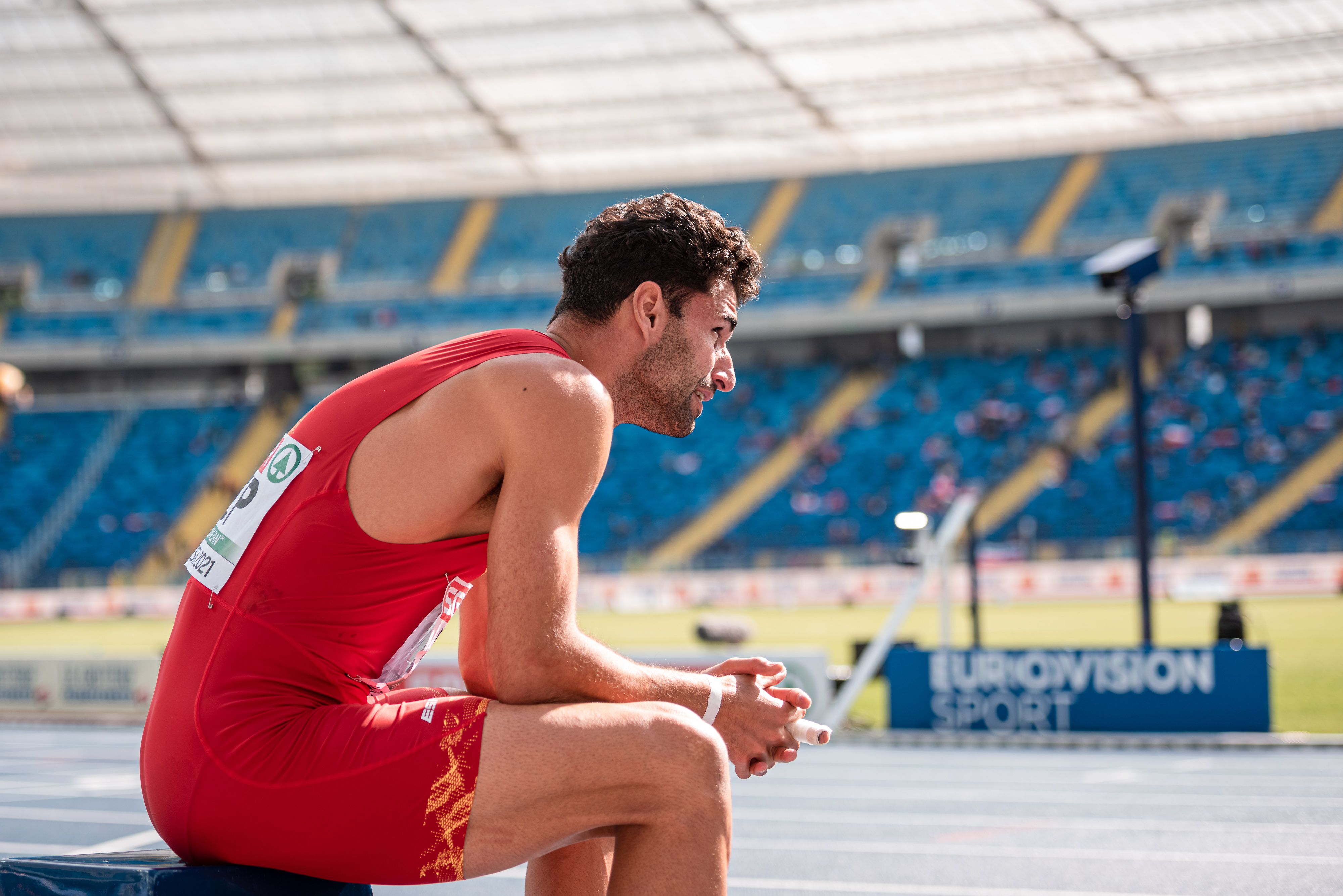 Las lágrimas de Samuel García después de que se confirmara que el relevo 4x400m, pese a ser segundo, se queda fuera de Tokio 2020. Foto: Sportmedia.