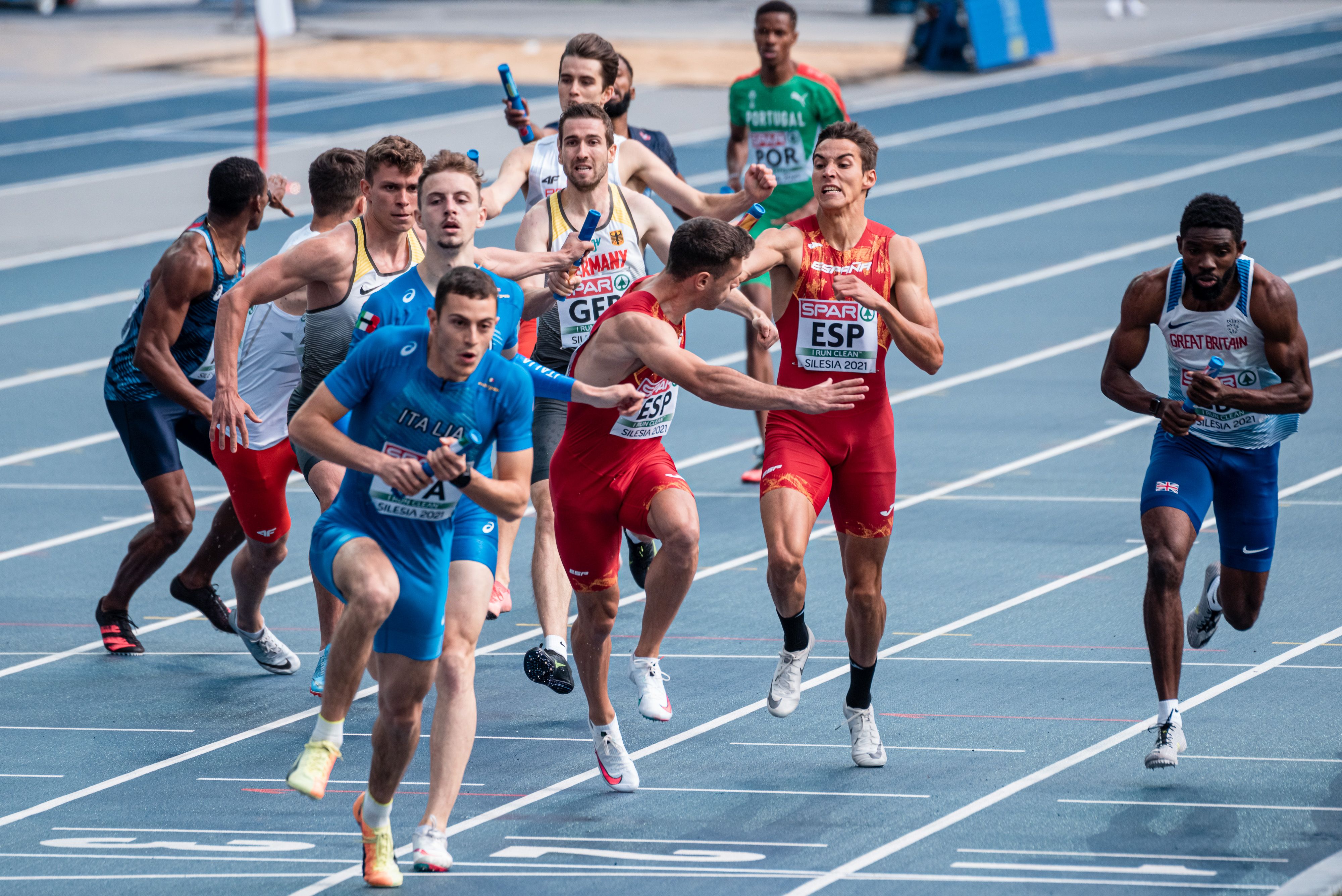 Una imagen del relevo 4x400m en el que España fue segunda por detrás de Italia. Foto: Sportmedia.