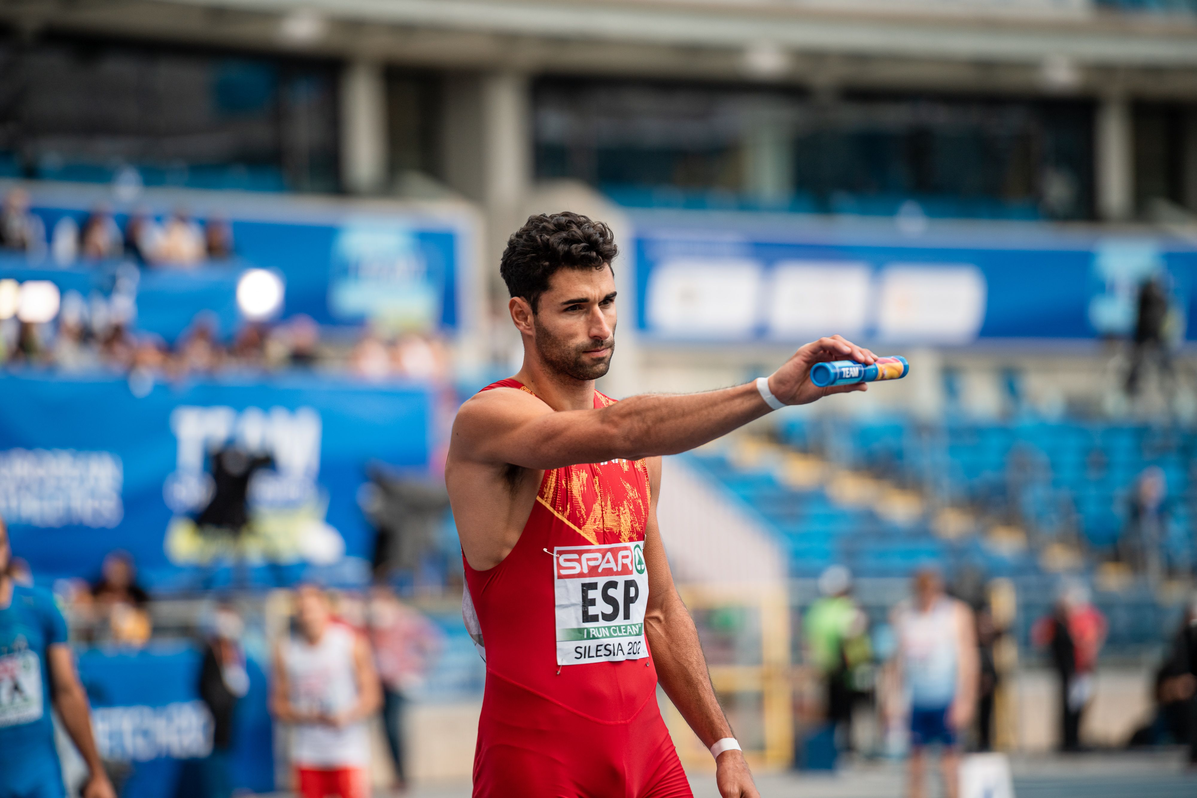 Samuel García antes de la salida de los 4x400 metros en categoría masculina. Foto: Sportmedia.