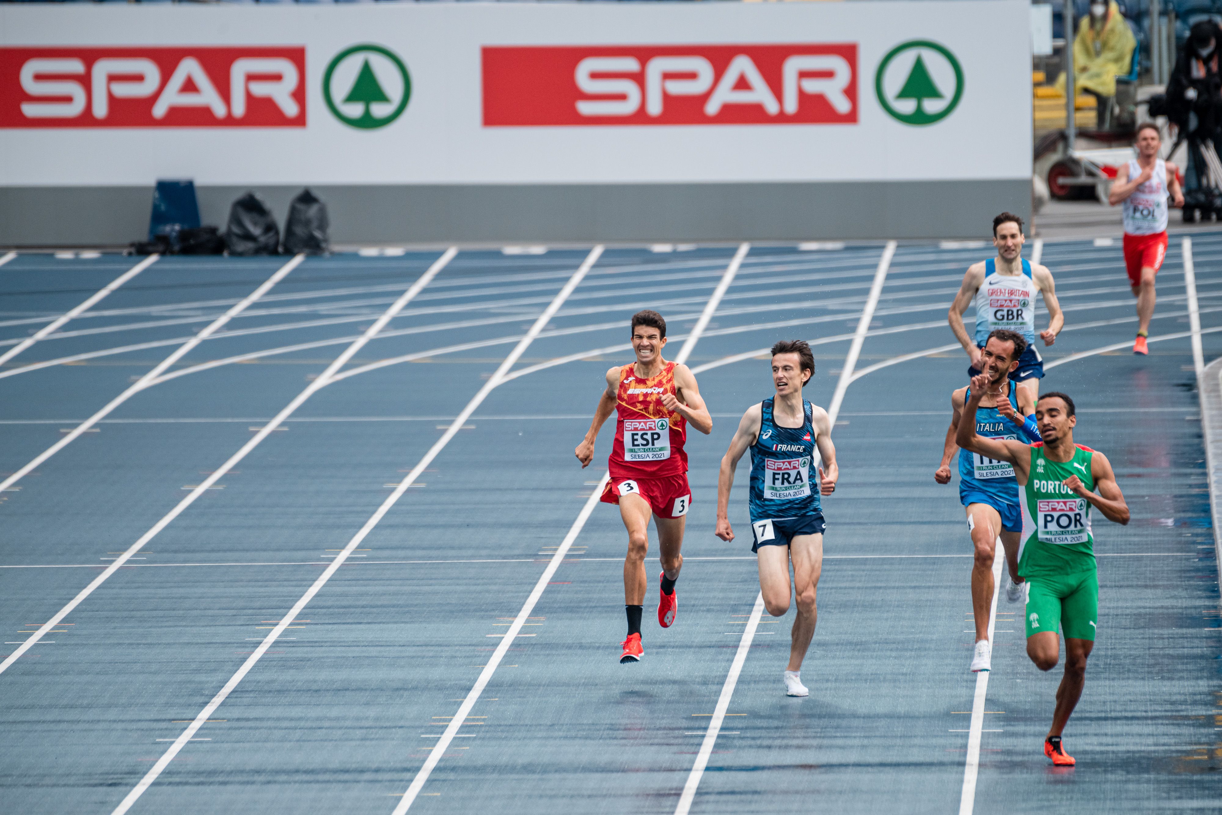 Adel Mechaal fue tercero en una carrera lenta de 3.000 metros. Foto: Sportmedia.