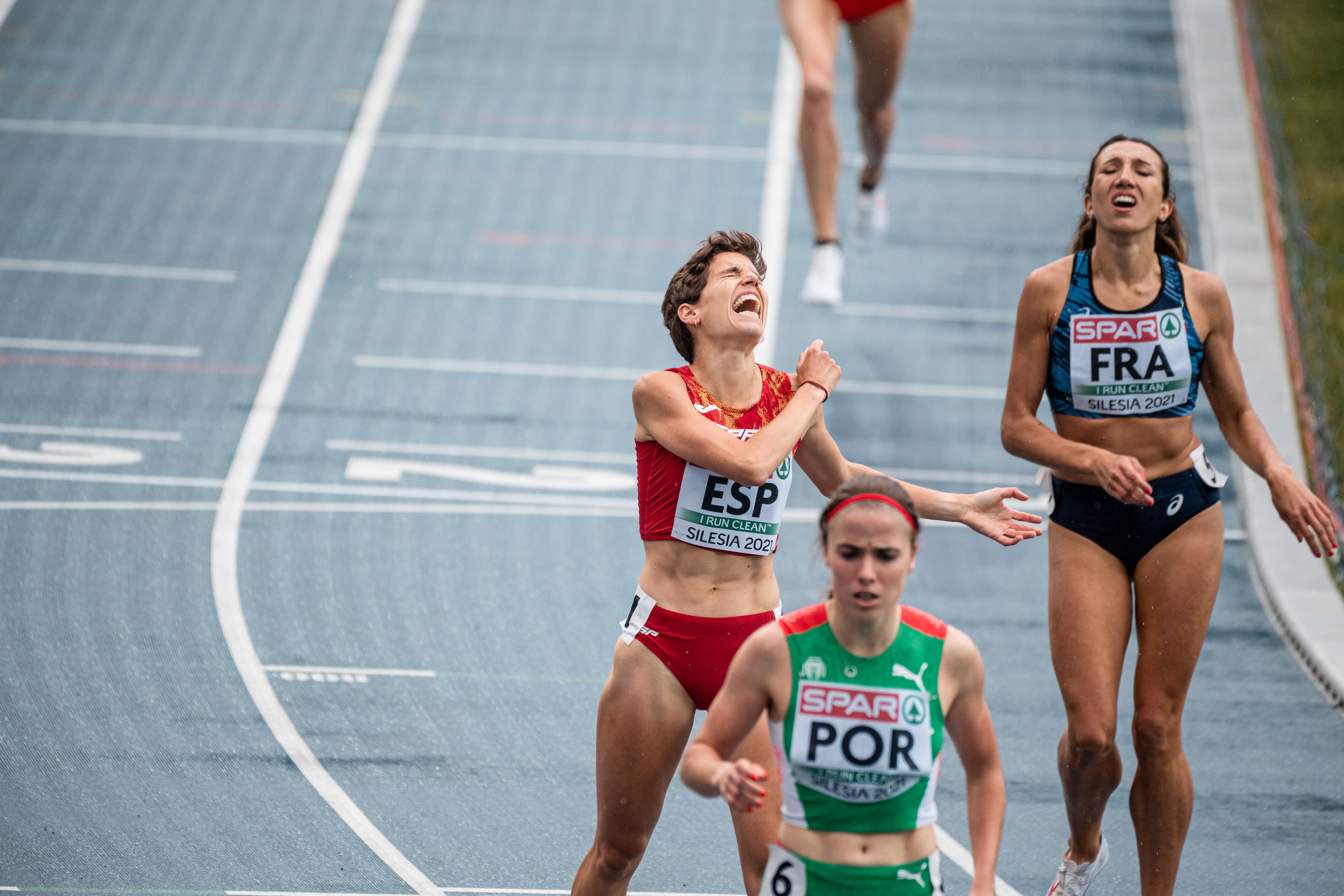 La rabia de Marta Pérez tras perder en los cuadros de meta la segunda plaza en los 1.500 metros. Foto: Sportmedia.