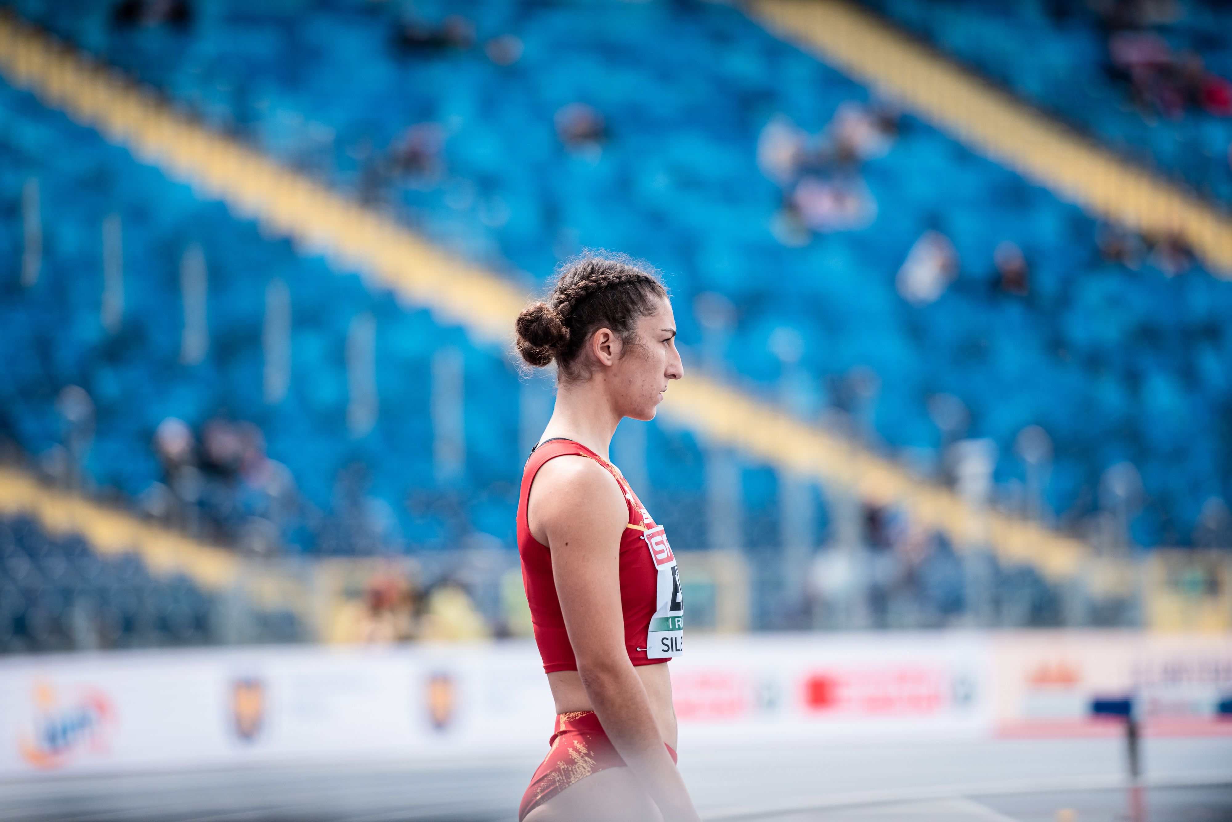 Claudia Conte visualizando uno de sus intentos en el salto de altura. Fue sexta. Foto: Sportmedia.