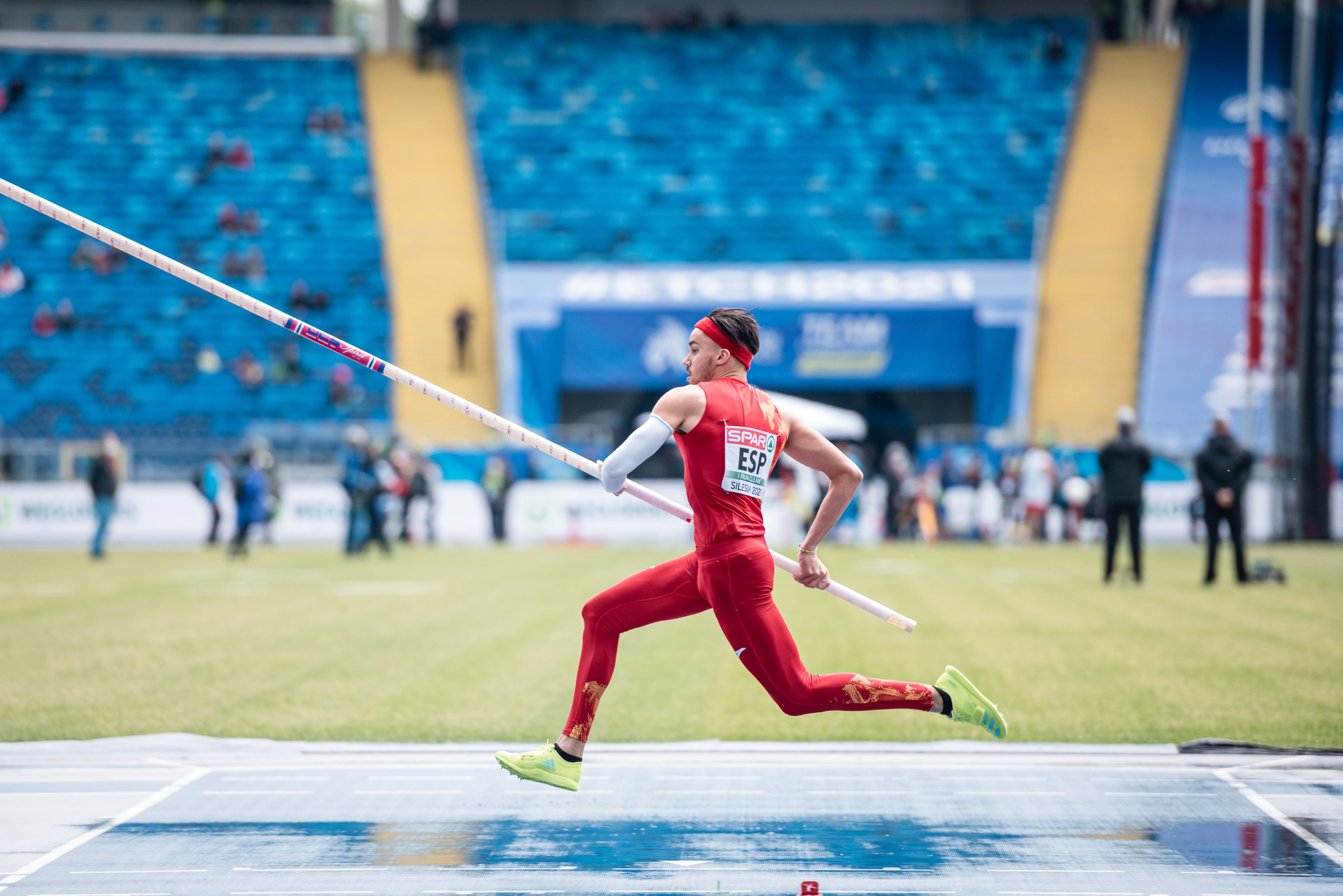 Isidro Leyva, quinto en la pértiga, durante uno de sus intentos. Foto: Sportmedia.