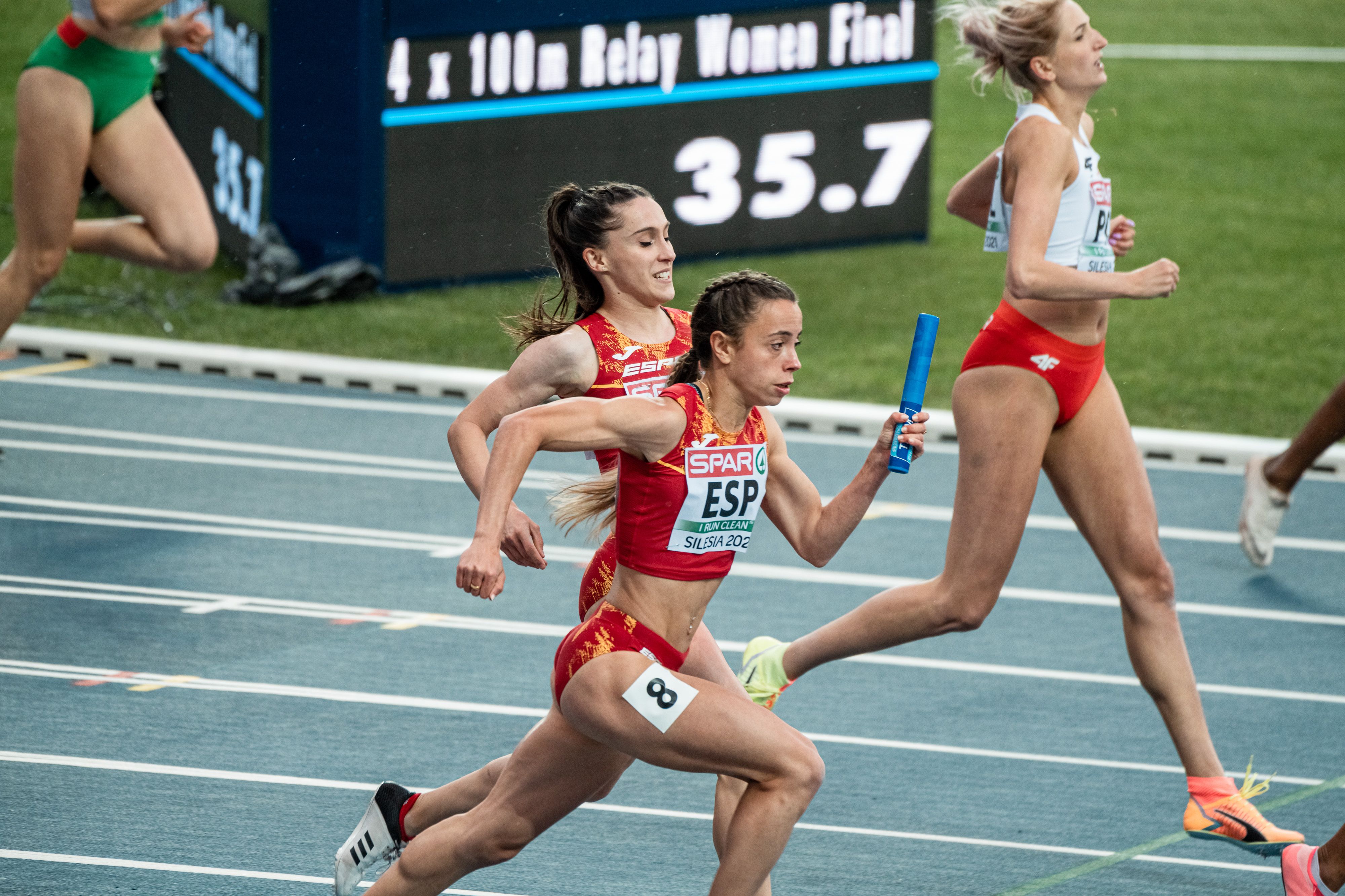 El momento de la descalificación del relevo 4x100m en categoría femenina. Foto: Sportmedia.
