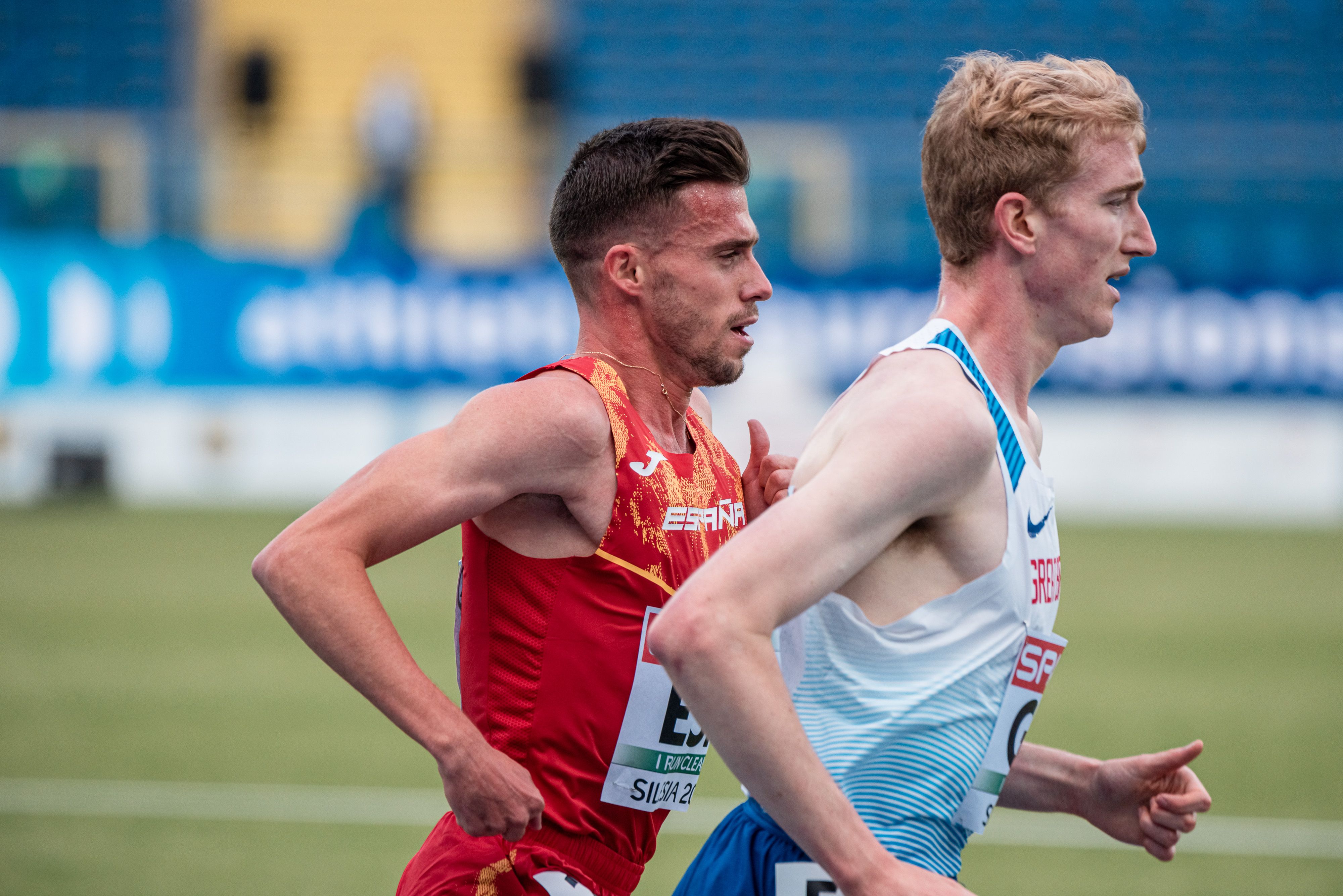 Carlos Mayo durante los 5.000 metros en los que finalizó tercero con marca personal. Foto: Sportmedia.