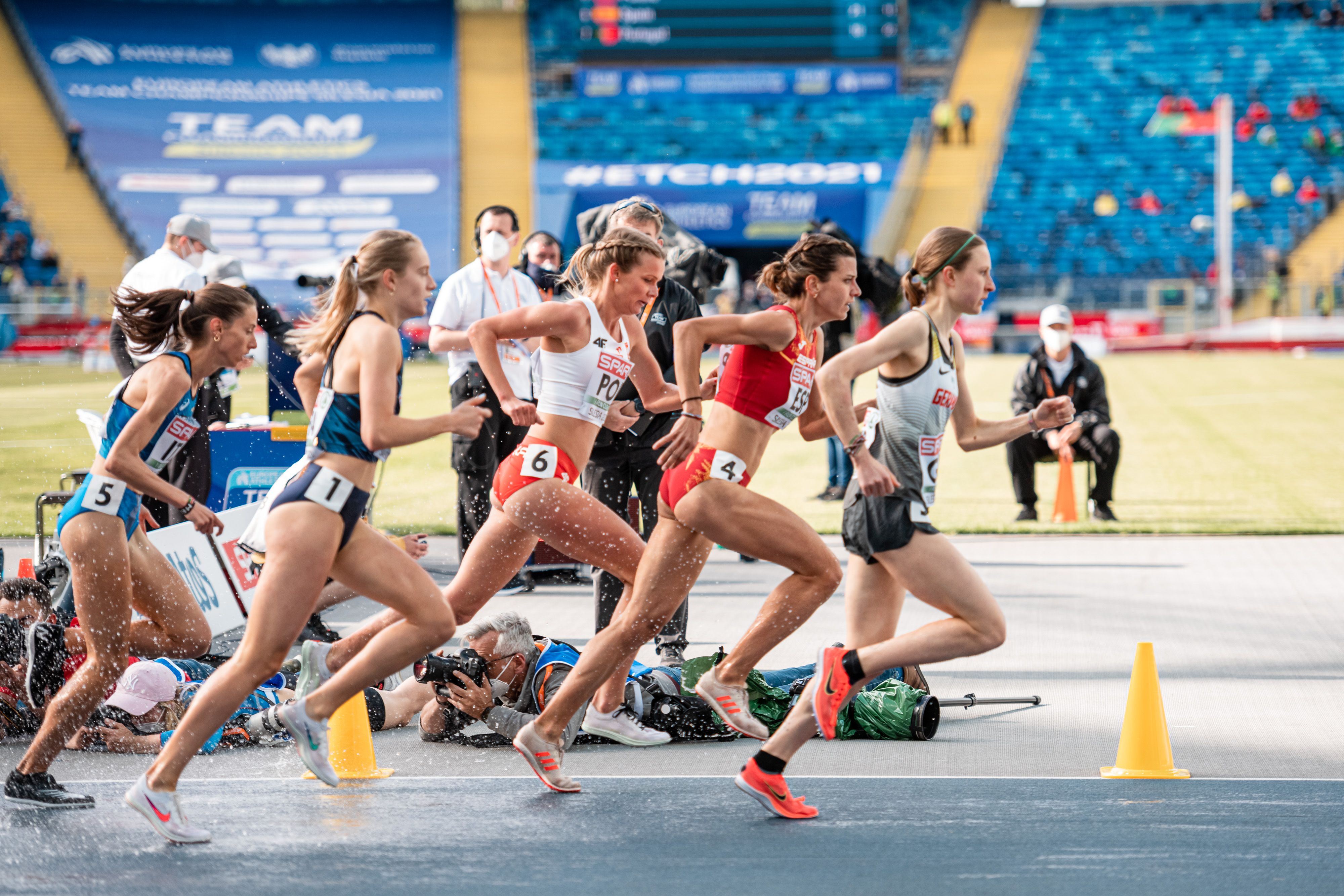 Irene Sánchez-Escribano en mitad del grupo de los 3.000 metros obstáculos. Finalmente fue tercera. Foto: Sportmedia.