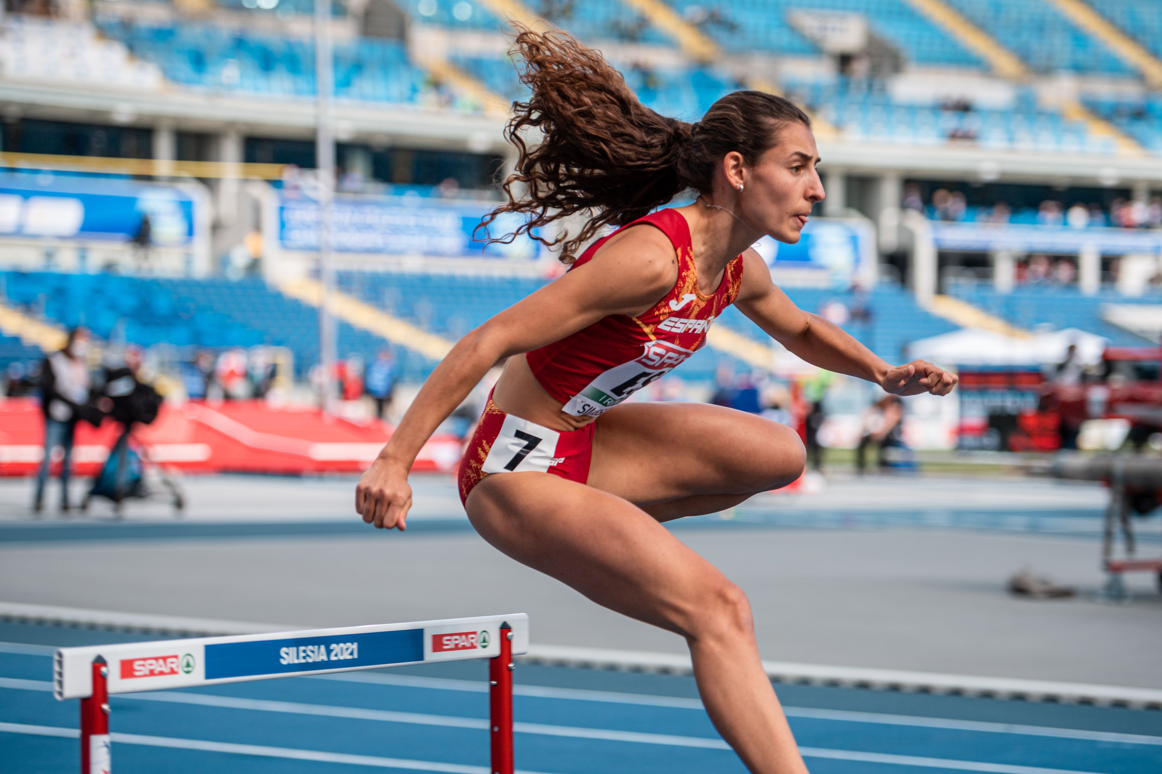 Sara Gallego durante los primeros compases de los 400 metros vallas. Foto: Sportmedia.
