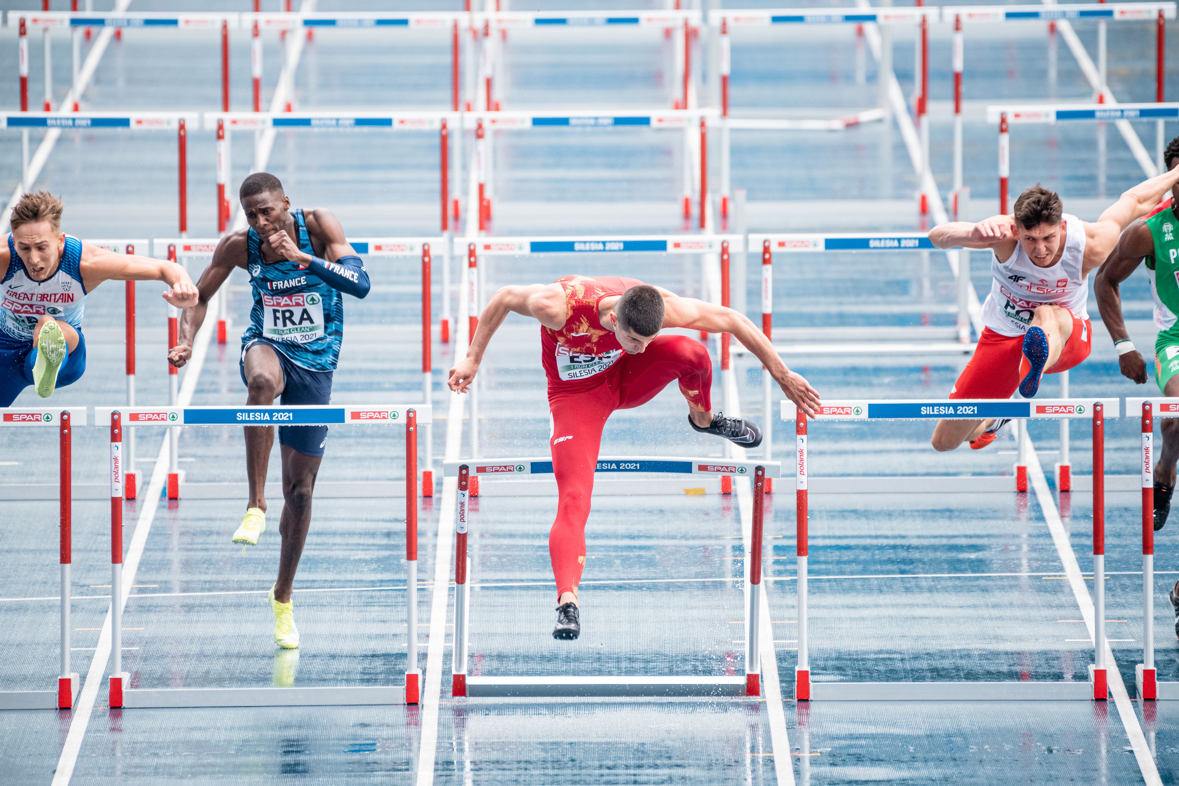 Asier Martínez en la última valla de su carrera, en la que venció con mucha claridad. Foto: Sportmedia.