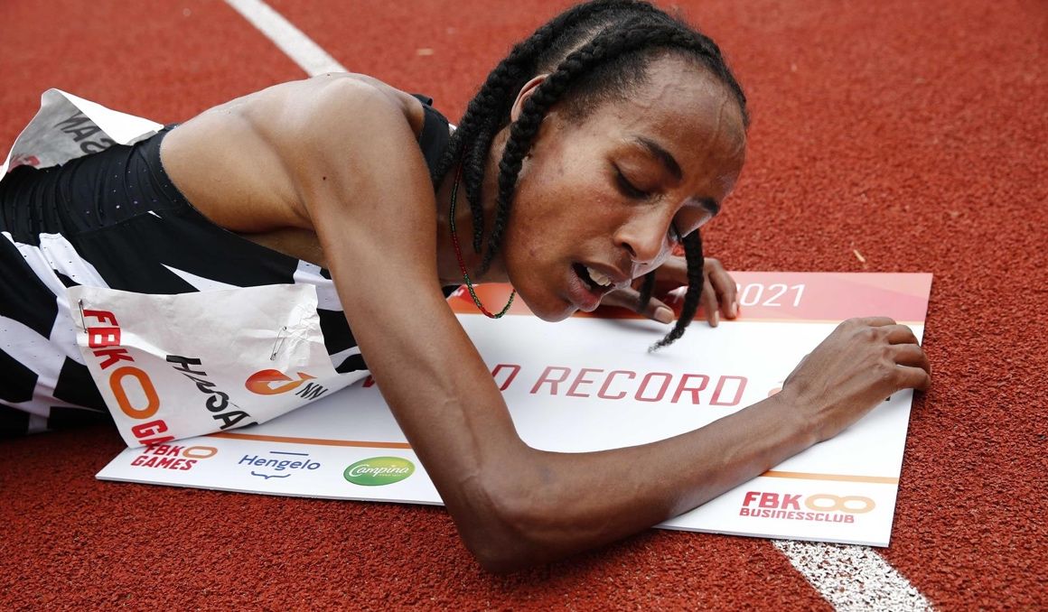 Sifan Hassan tras batir el récord del mundo de 10.000 metros. Foto: EFE.