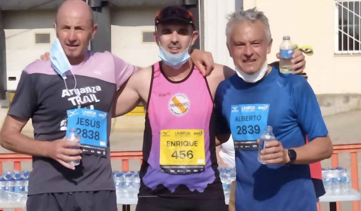 En medio, el atleta invidente Enrique Ortega junto a los atletas que le ayudaron a llegar a meta.