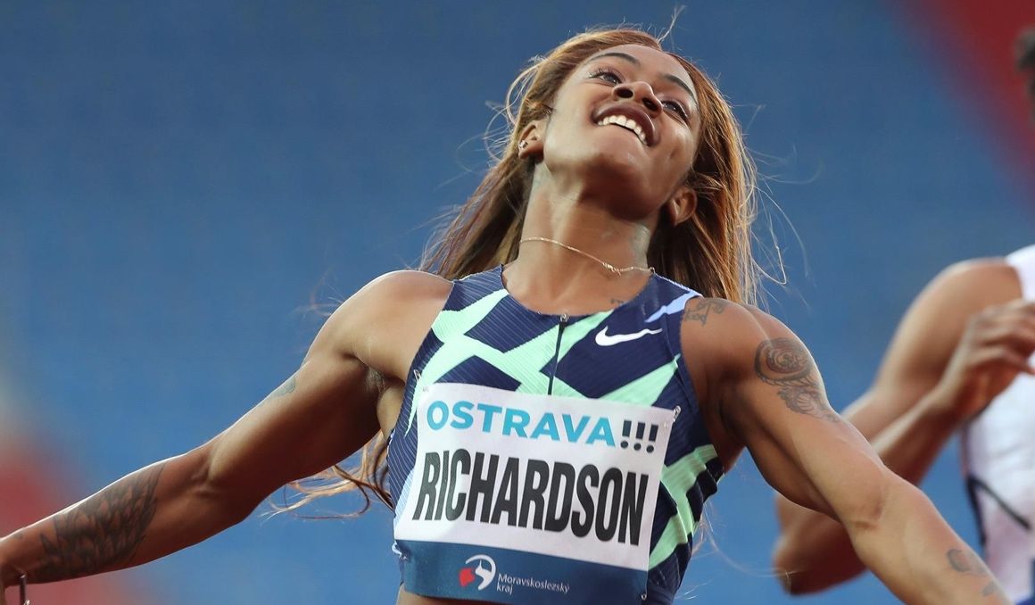 Sha'Carri Richardson, que estará sancionada un mes por dar positivo por cannabis, en una reunión en Ostrava. Foto: EFE.