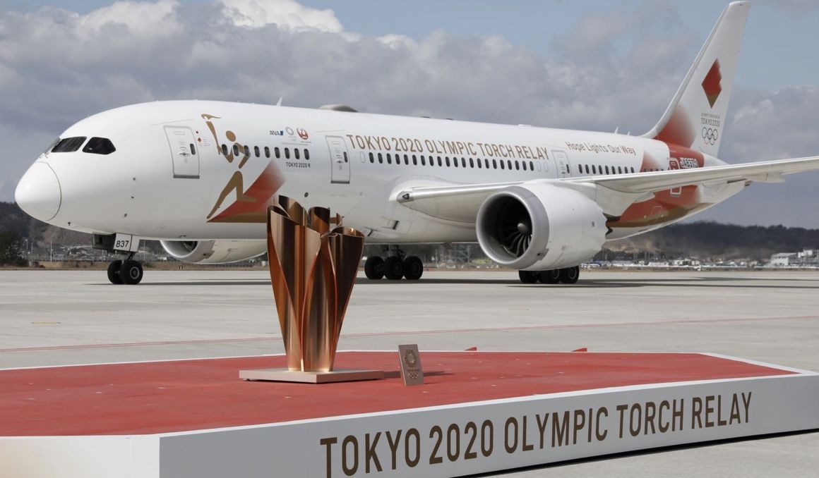 Una imagen del avión que llevó a Japón la antorcha olímpica. Foto: EFE