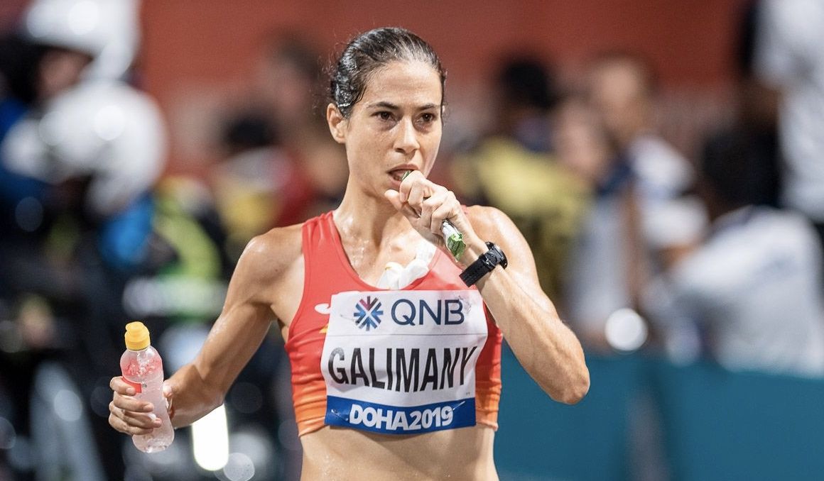 La atleta Marta Galimany alimentándose durante una competición. Foto: Sportmedia