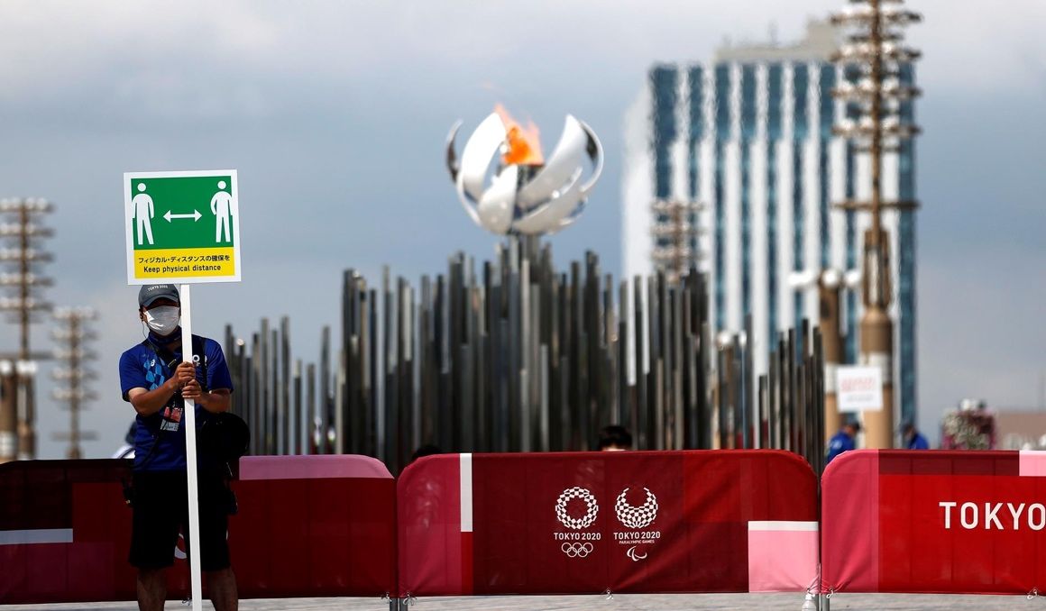 Una vista de la Llama Olímpica en el puente Yume en el primer día de los Juegos Olímpicos de Tokio, Japón. Foto: EFE.