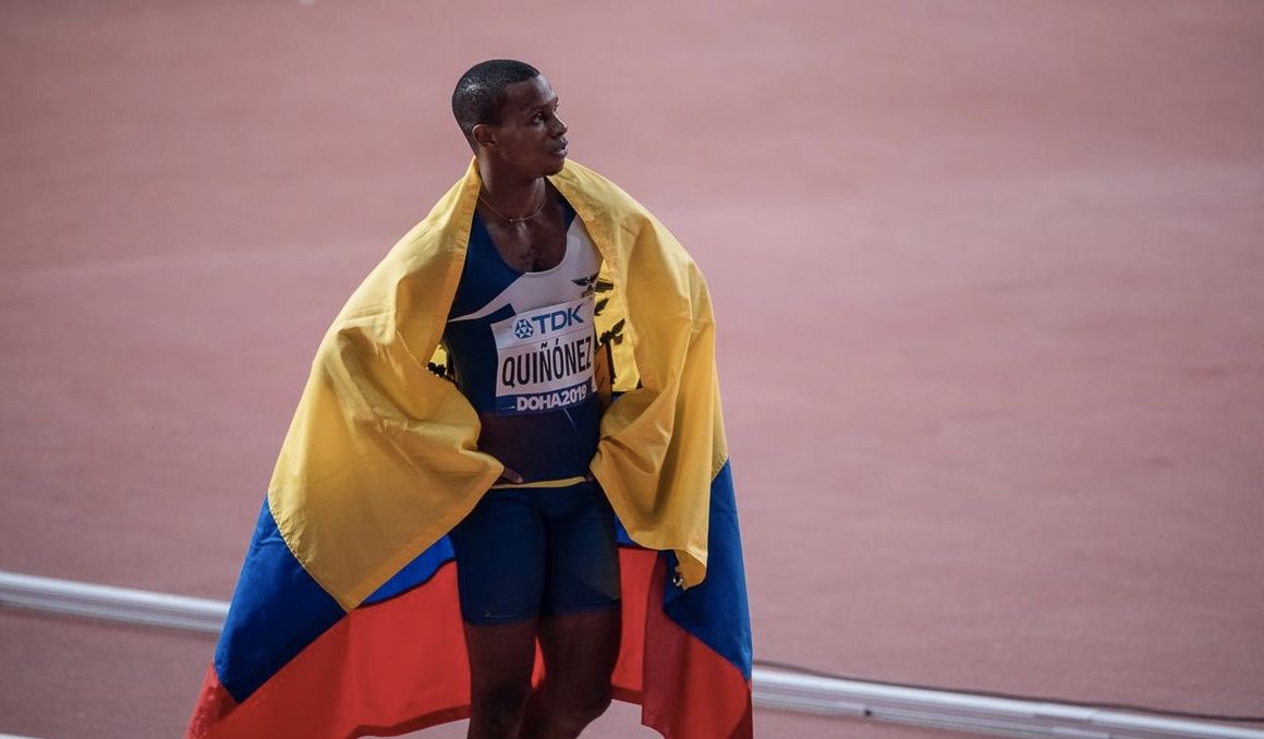 El velocista ecuatoriano Alex Quiñónez celebrando su medalla en el mundial de Doha. Foto Sportmedia