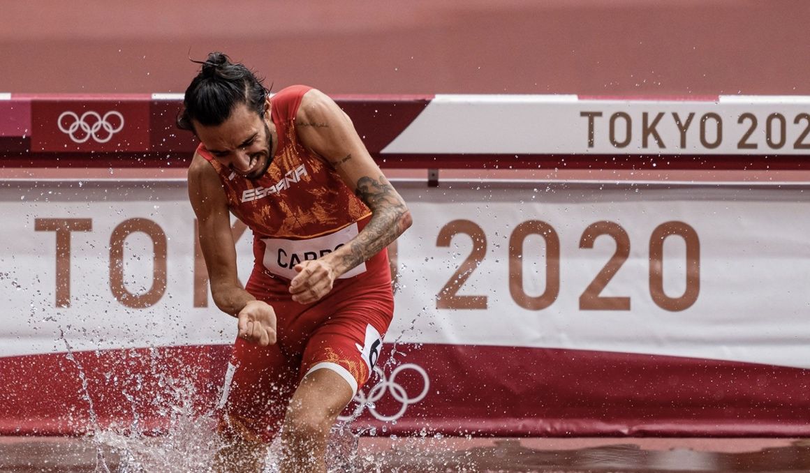 Fernando Carro en un paso de la ría del obstáculos, doliéndose de su lesión. Foto Sportmedia