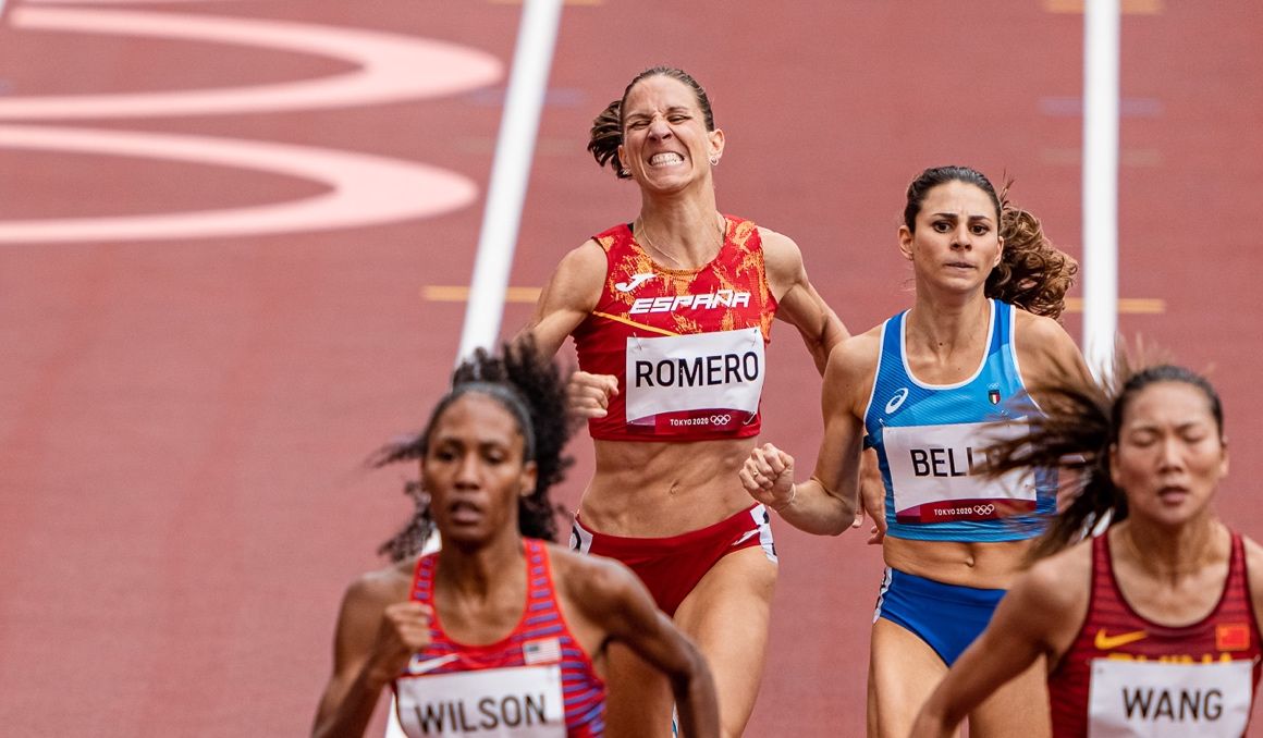 Natalia Romero peleando por la clasificación a semifinales en la última recta. Foto: Sportmedia.