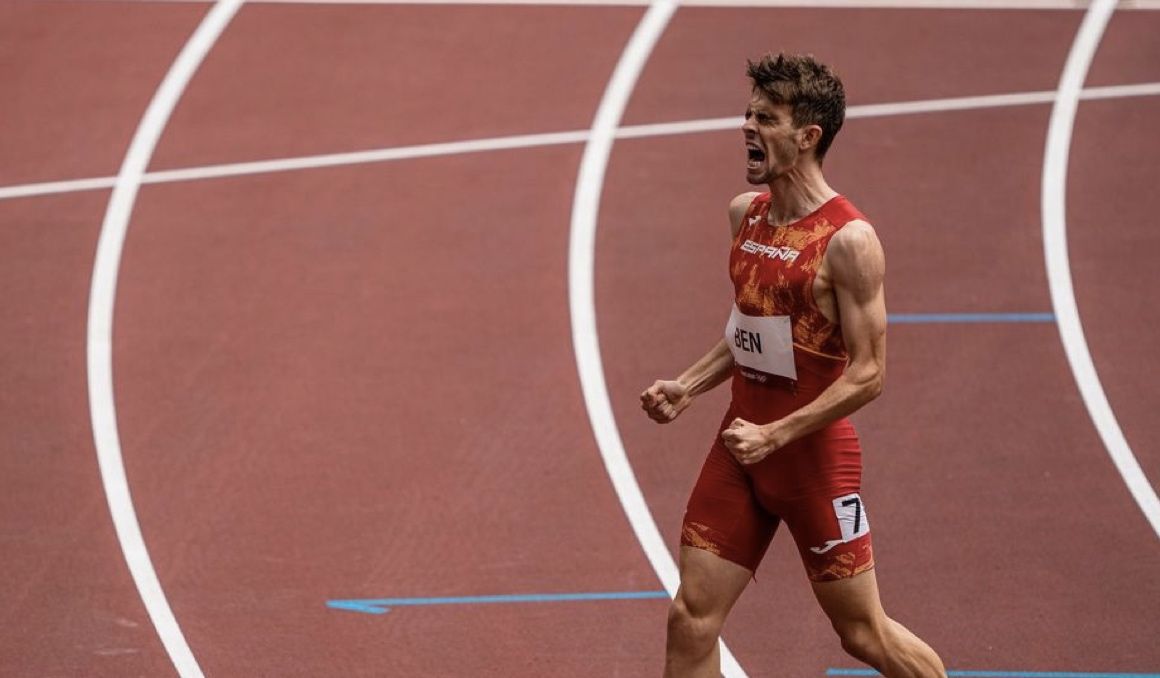 Adrián Ben celebrando el pase a semifinales en los 800 metros de Tokio. Foto Sportmedia