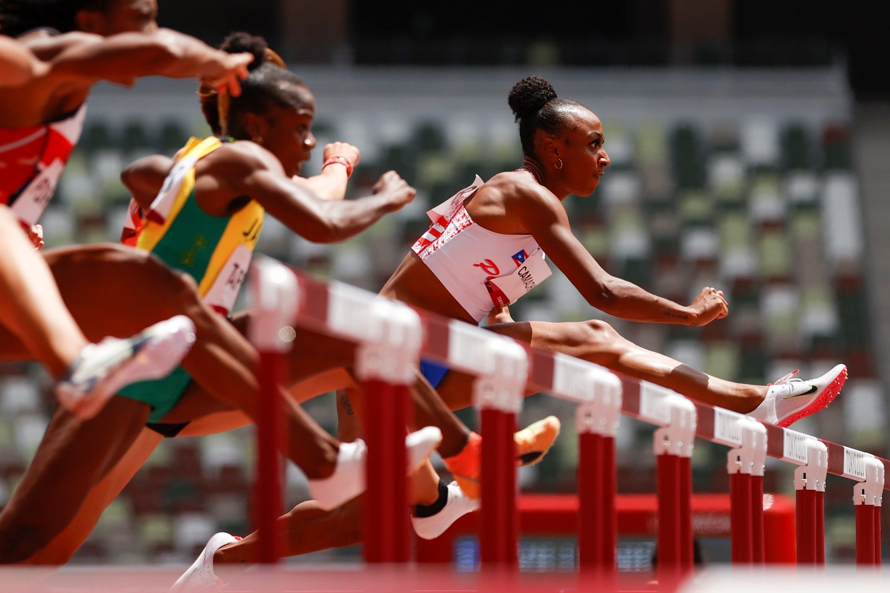 Camacho-Quinn durante las series de 100 metros vallas. Foto: EFE.