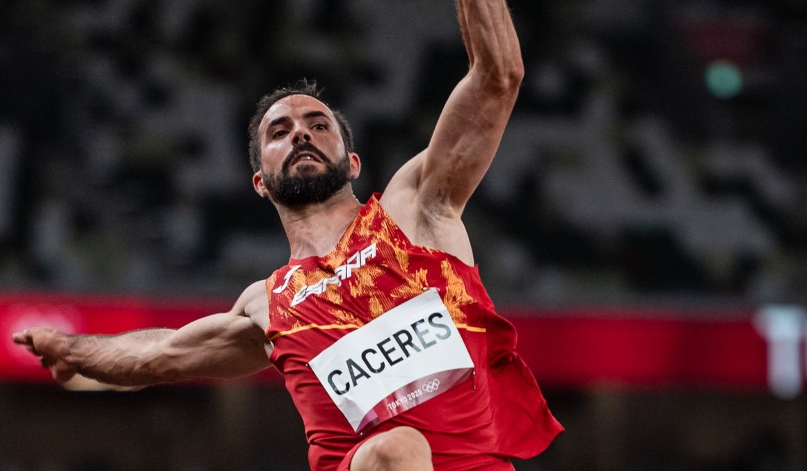El atleta Eusebio Cáceres durante la calificación de salto de longitud en Tokio. Foto: Sportmedia.