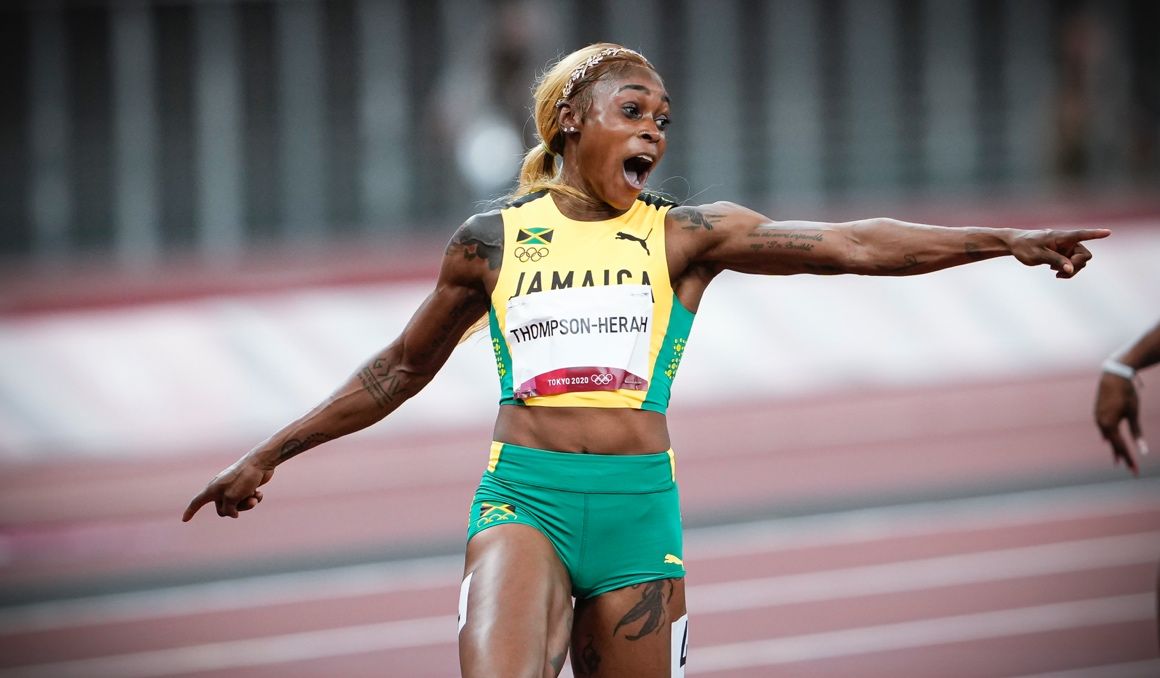 Elaine Thompson, en el Estadio Olímpico de Tokio, celebrando su segundo oro en los 100 metros. FÉLIX SÁNCHEZ