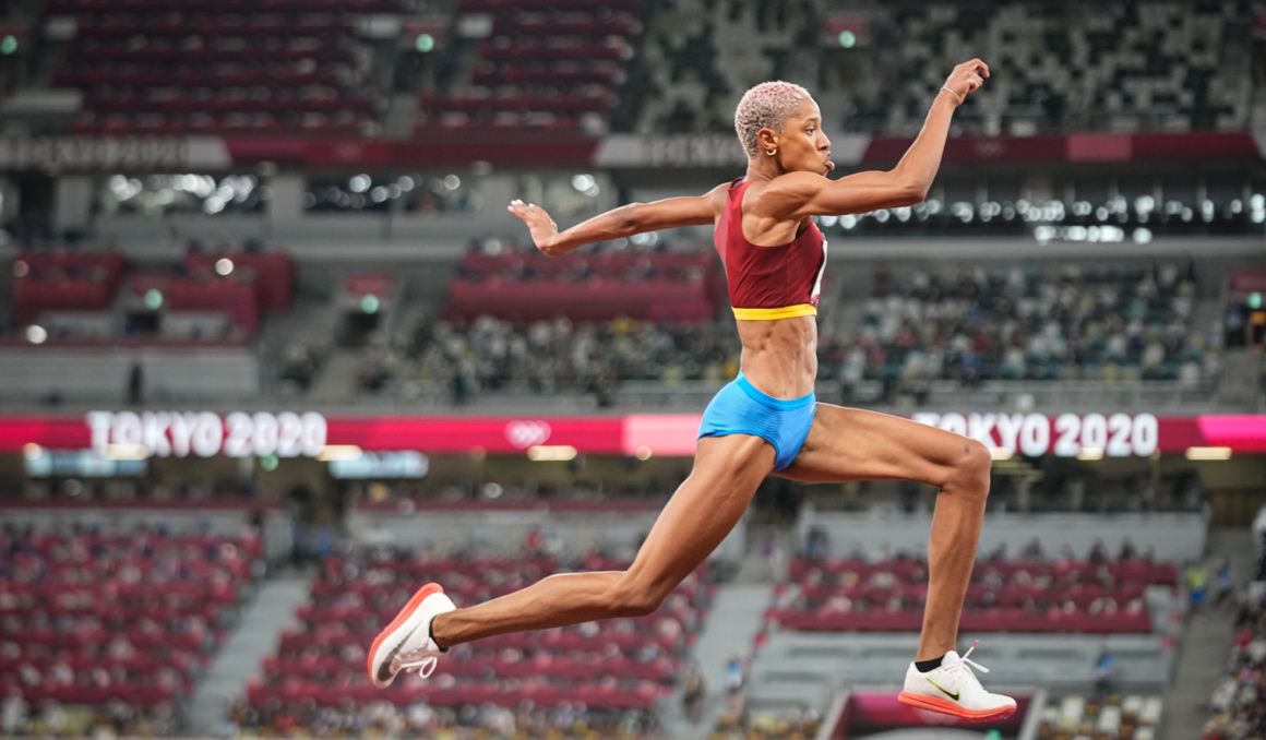 Yulimar Rojas en el salto que le valió para batir el récord del mundo de triple. Foto Félix Sánchez