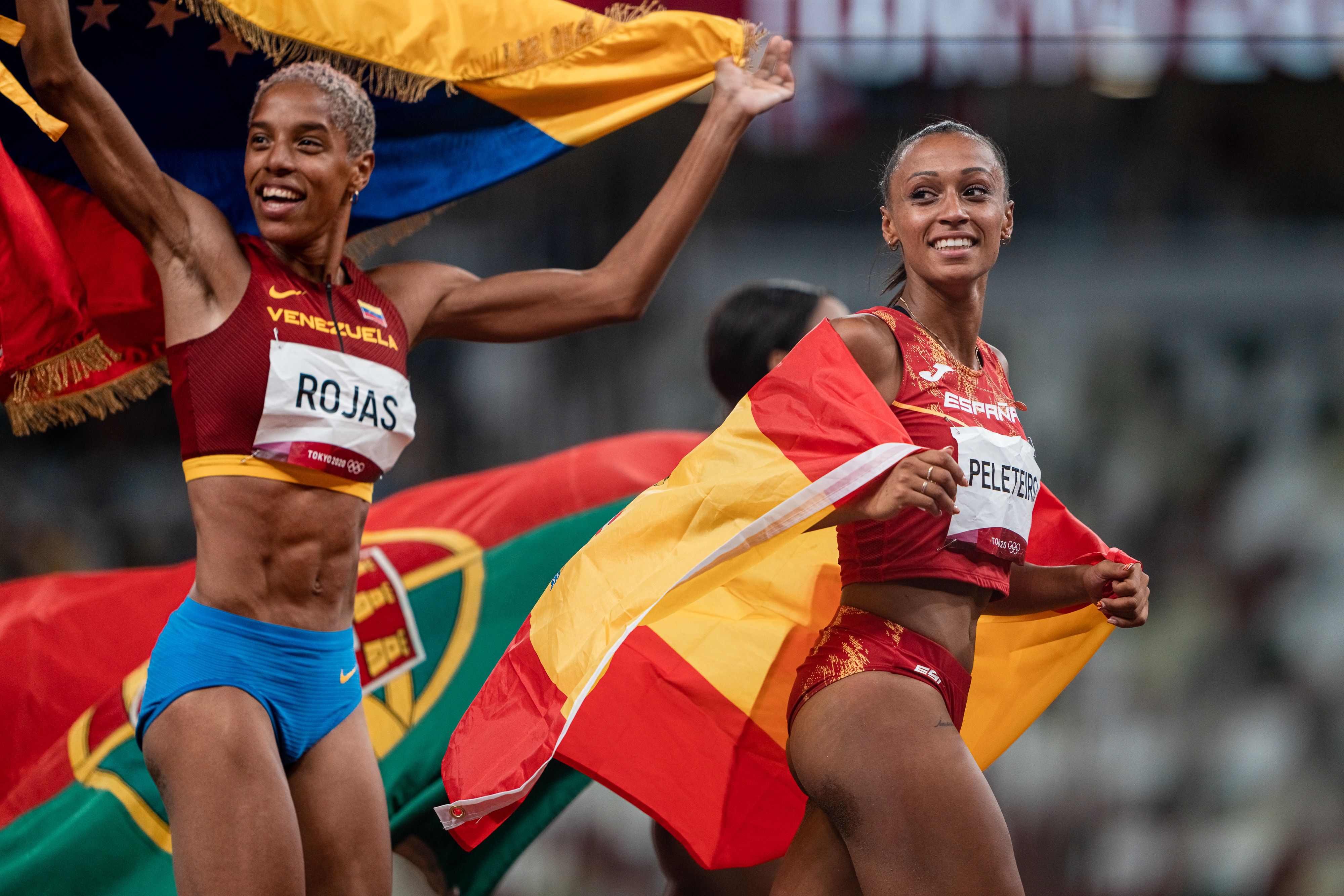 Ana Peleteiro junto a Yulimar Rojas en los Juegos Olímpicos de Tokio. SPORTMEDIA.