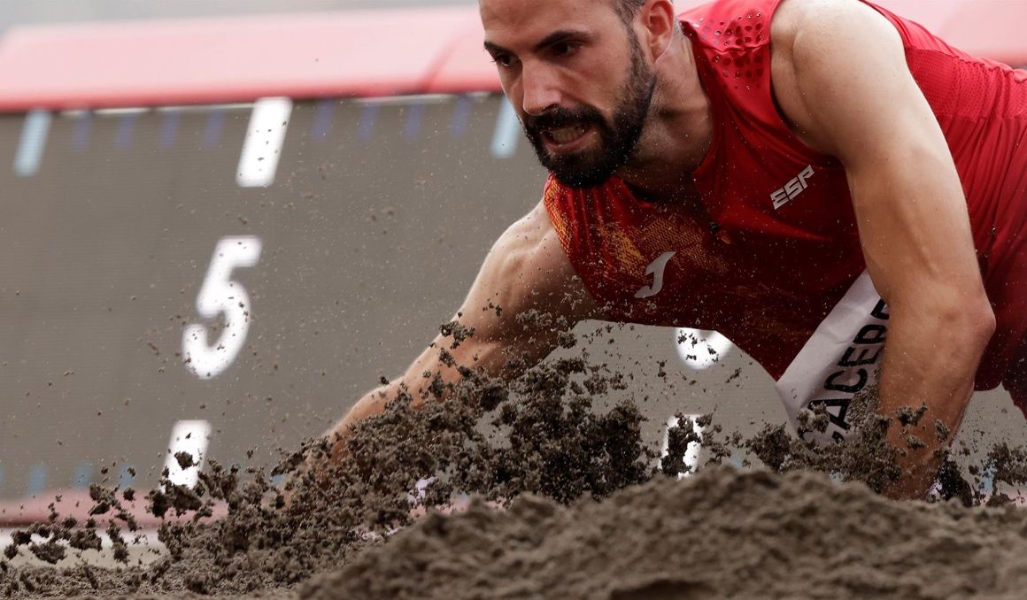 Eusebio Cáceres durante uno de sus intentos en la final de salto de longitud en Tokio. Foto: EFE.