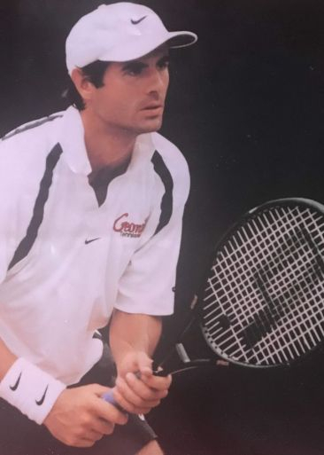 Gonzalo Corrales jugando al tenis es durante su etapa en la Universidad de Georgia Gonzalo Corrales jugando al tenis es durante su etapa en la Universidad de Georgia