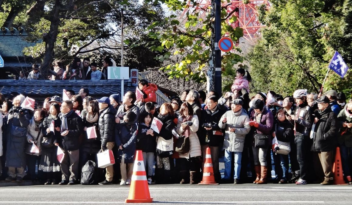 Espectadores japoneses aguardan el paso de los corredores en una prueba de Ekiden