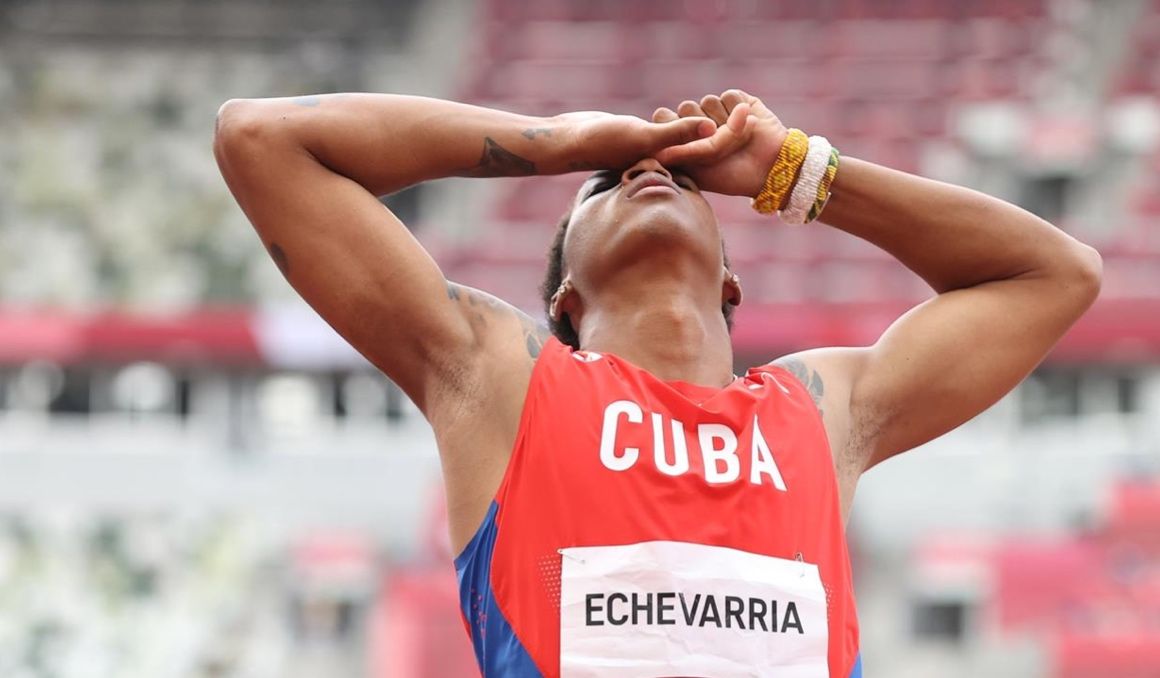 El cubano Echevarría lamentándose por no poder lograr el oro en Tokio. EFE.