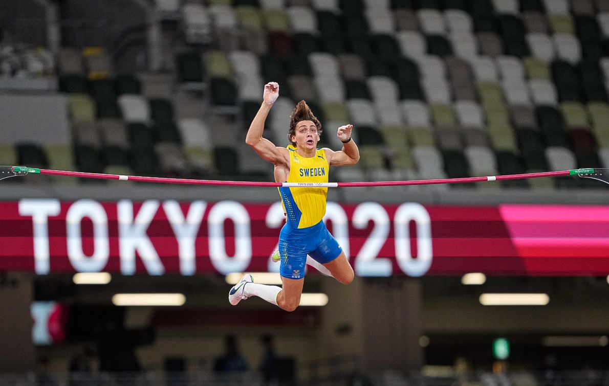 Armand Duplantis protagoniza la imagen del día en la quinta jornada de los Juegos Olímpicos de Tokio, en los que se colgó el oro pero no pudo batir el récord...