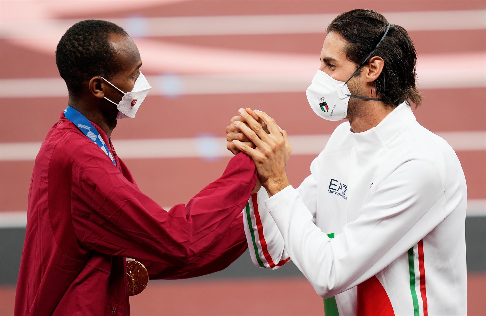 Barshim y Tamberi festejando en el podio de Tokio 2020 su oro olímpico en salto de altura. EFE.