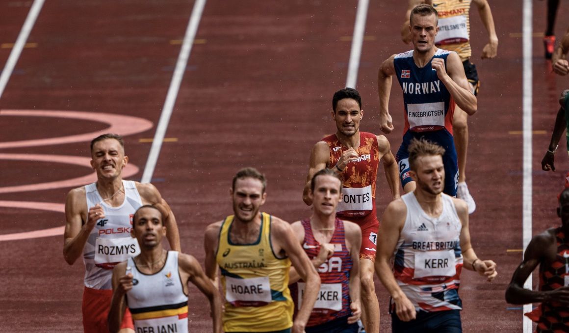 Ignacio Fontes peleando en las series de los 1.500 metros en Tokio. SPORTMEDIA.