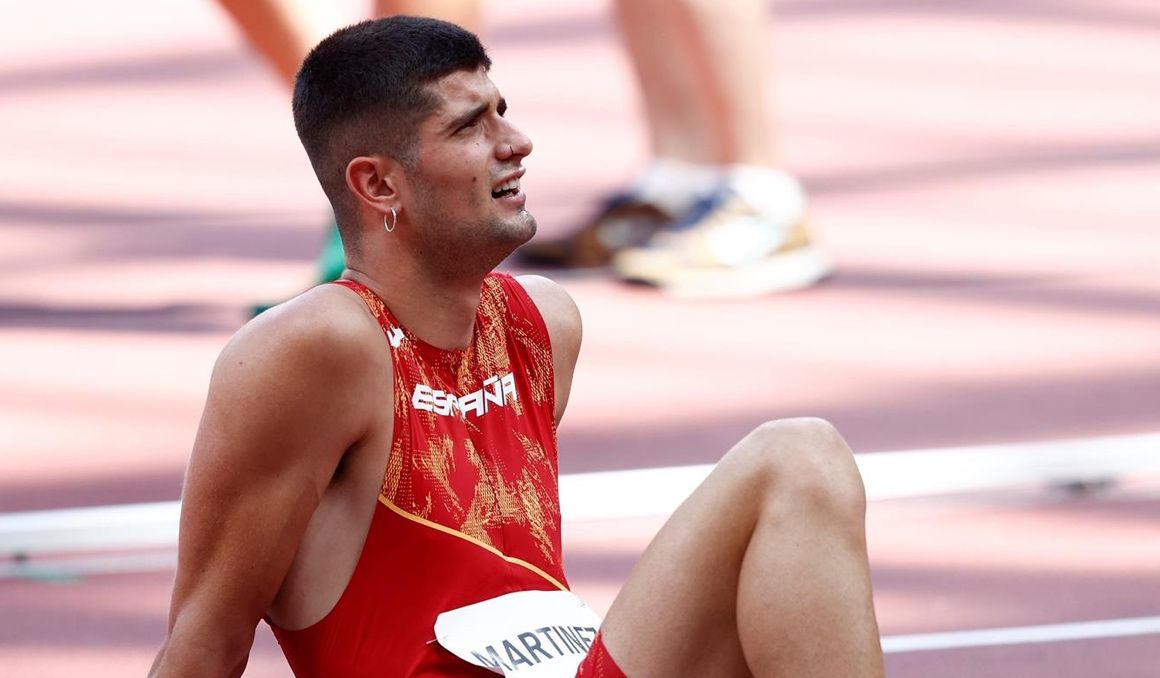 Asier Martínez de España descansa tras la final de los 110m vallas masculino por los Juegos Olímpicos 2020, este jueves en el Estadio Olímpico de Tokio (Japón). EFE.