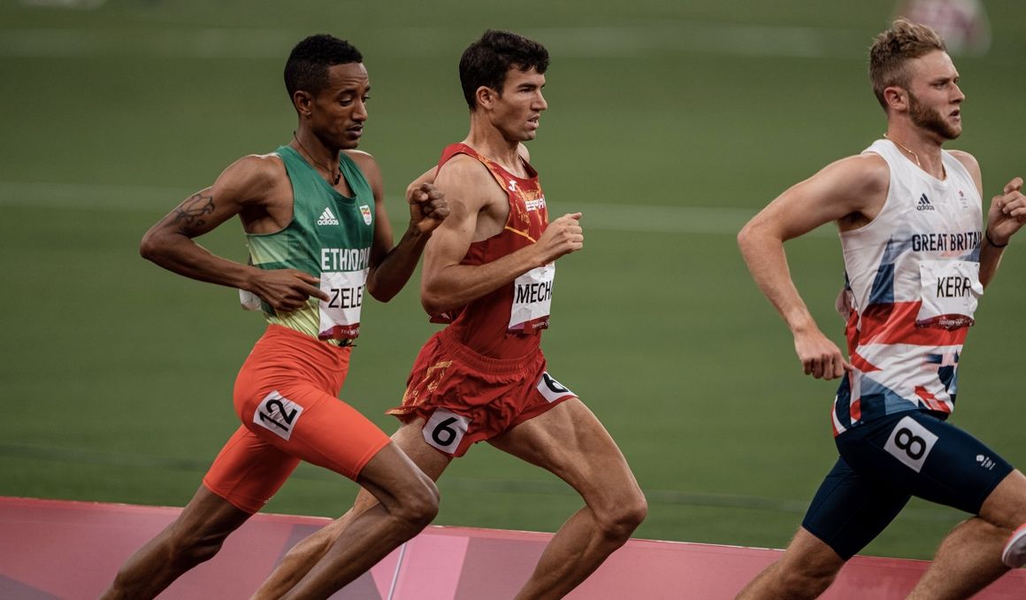 Adel Mechaal durante las semifinales de los 1.500 metros en Tokio. SPORTMEDIA.