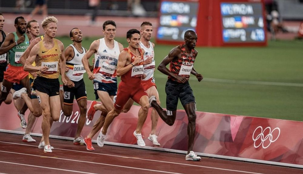 Ignacio Fontes durante los primeros compases de la primera semifinal de los 1.500 metros en Tokio. SPORTMEDIA.