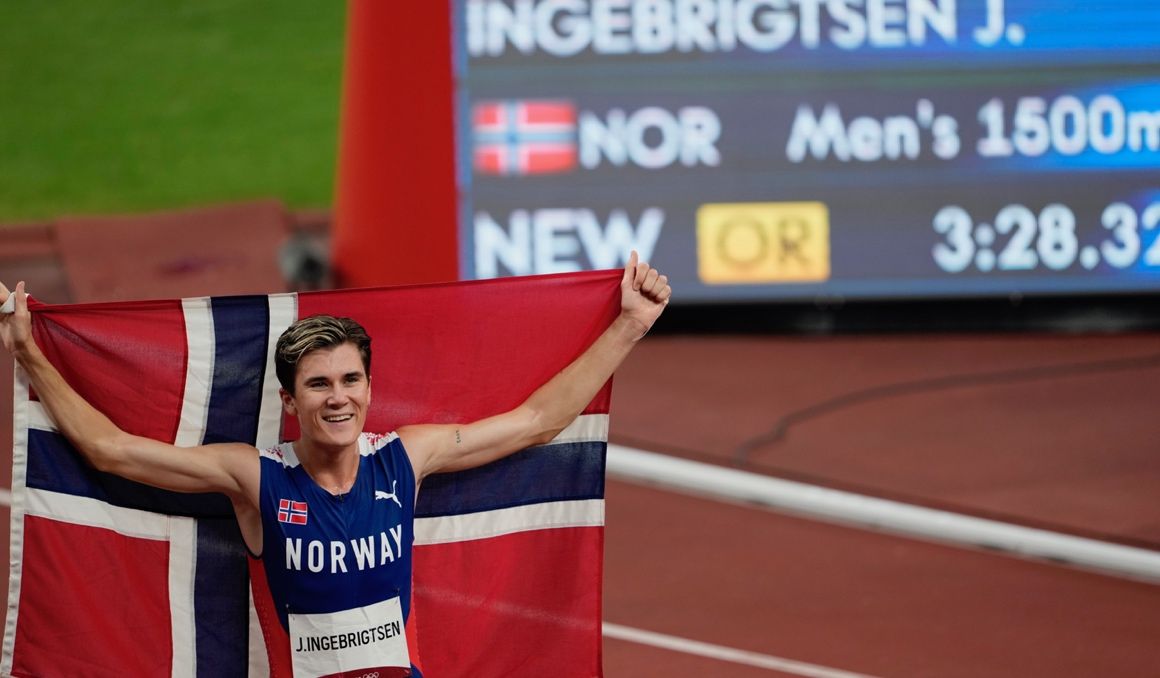 Jakob Ingebrigtsen celebrando el título olímpico con nuevo récord del campeonato. FOTORUNNERS Jakob Ingebrigtsen celebrando el título olímpico con nuevo récord del campeonato. FOTORUNNERS