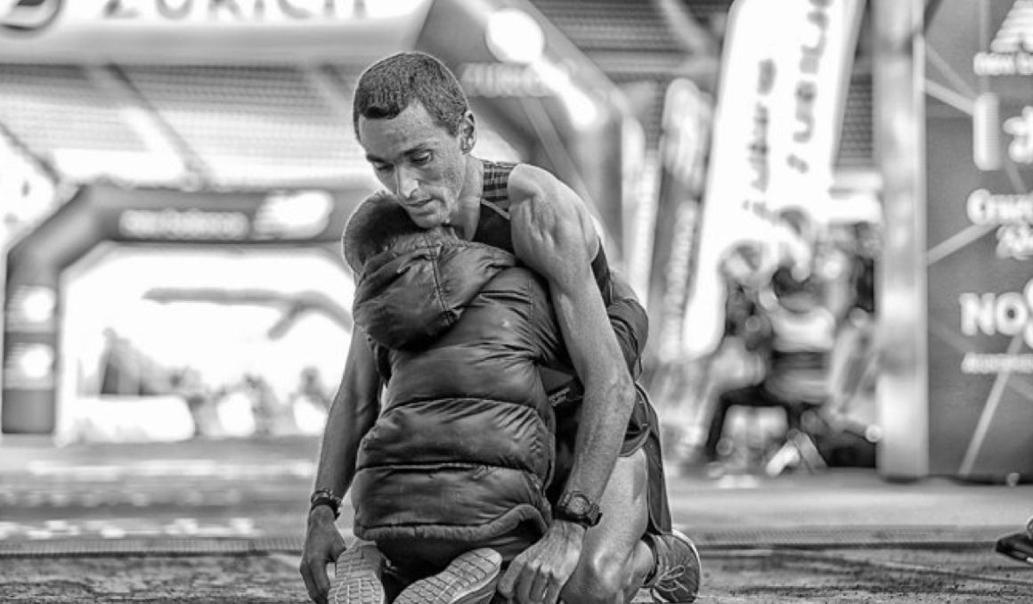 Una imagen icónica de Jesús España junto a su hijo en el Zurich Maratón de Sevilla 2016, donde se ganó la calificación olímpica. FOTORUNNERS.