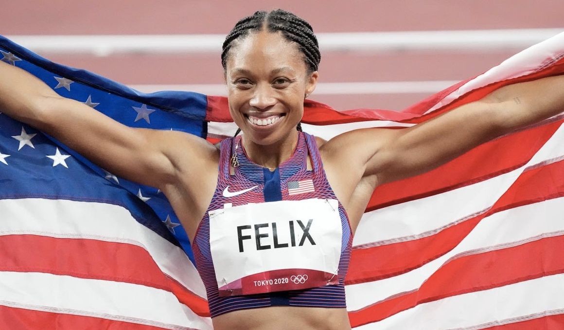 Allyson Felix celebrando su bronce en los 400 metros de Tokio 2020. USATF.