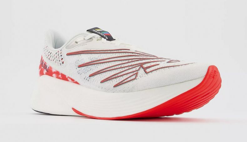 Así son las New Balance Fuel Cell RC Elite V2, una zapatilla para volar.