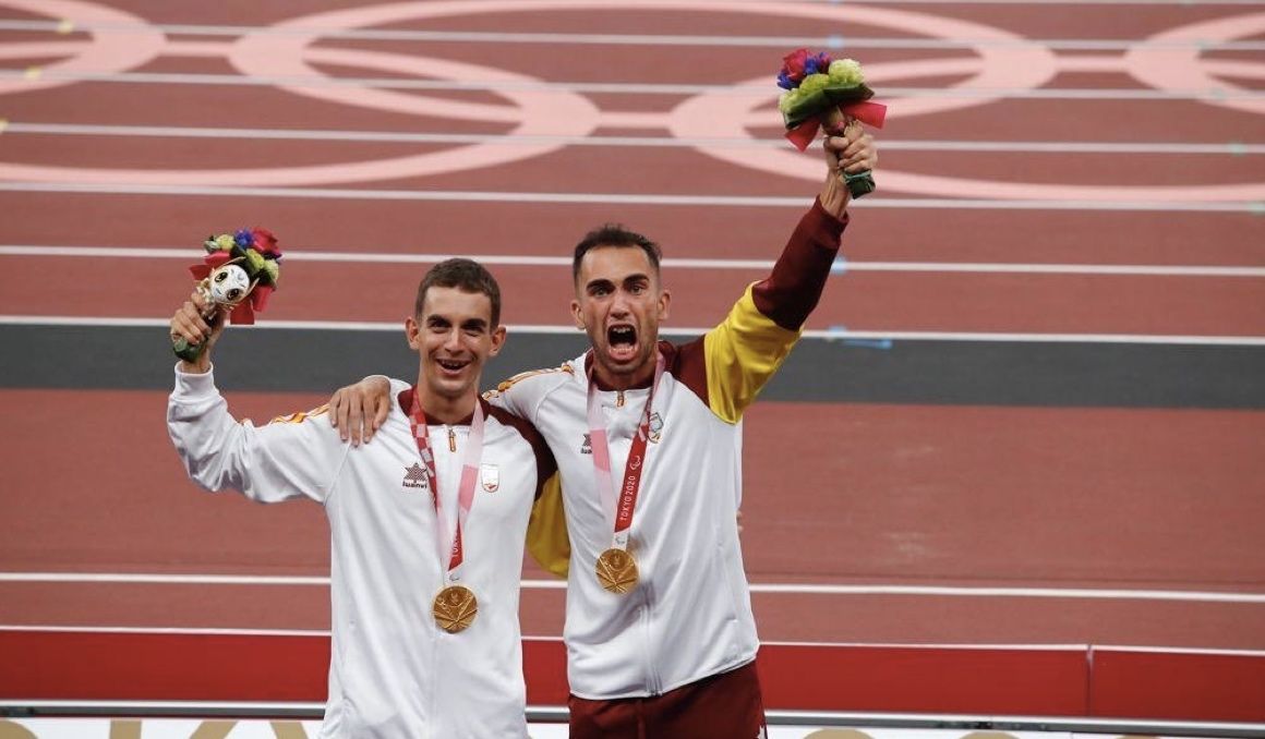 Gerard Descarrega junto a su guía Guillermo Rojo en el pódium de Tokio 2020. PARALÍMPICOS.