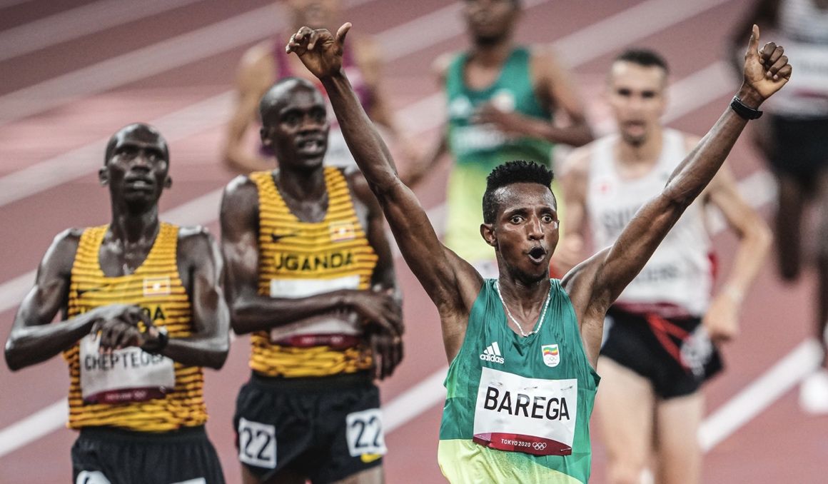 Selemon Barega, que debutará en maratón en Sevilla, en los Juegos Olímpicos de Tokio donde se proclamó campeón en los 10.000 metros. FOTORUNNERS.