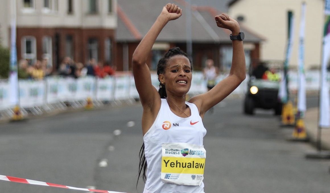 Imagen del 29 de agosto de 2021 en Antrim Coast (Irlanda del Norte), donde Yalemzerf Yehualaw se convirtió en la primera mujer en bajar de 1:04:00 en medio maratón; corrió en1:03:42, marca que no sería ratificada por World Athletics. NN RUNNING TEAM.