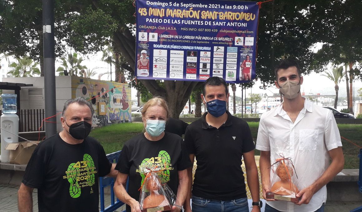 Nieves Tur y Marc Tur con el alcalde de Sant Antoni y el organizador del evento