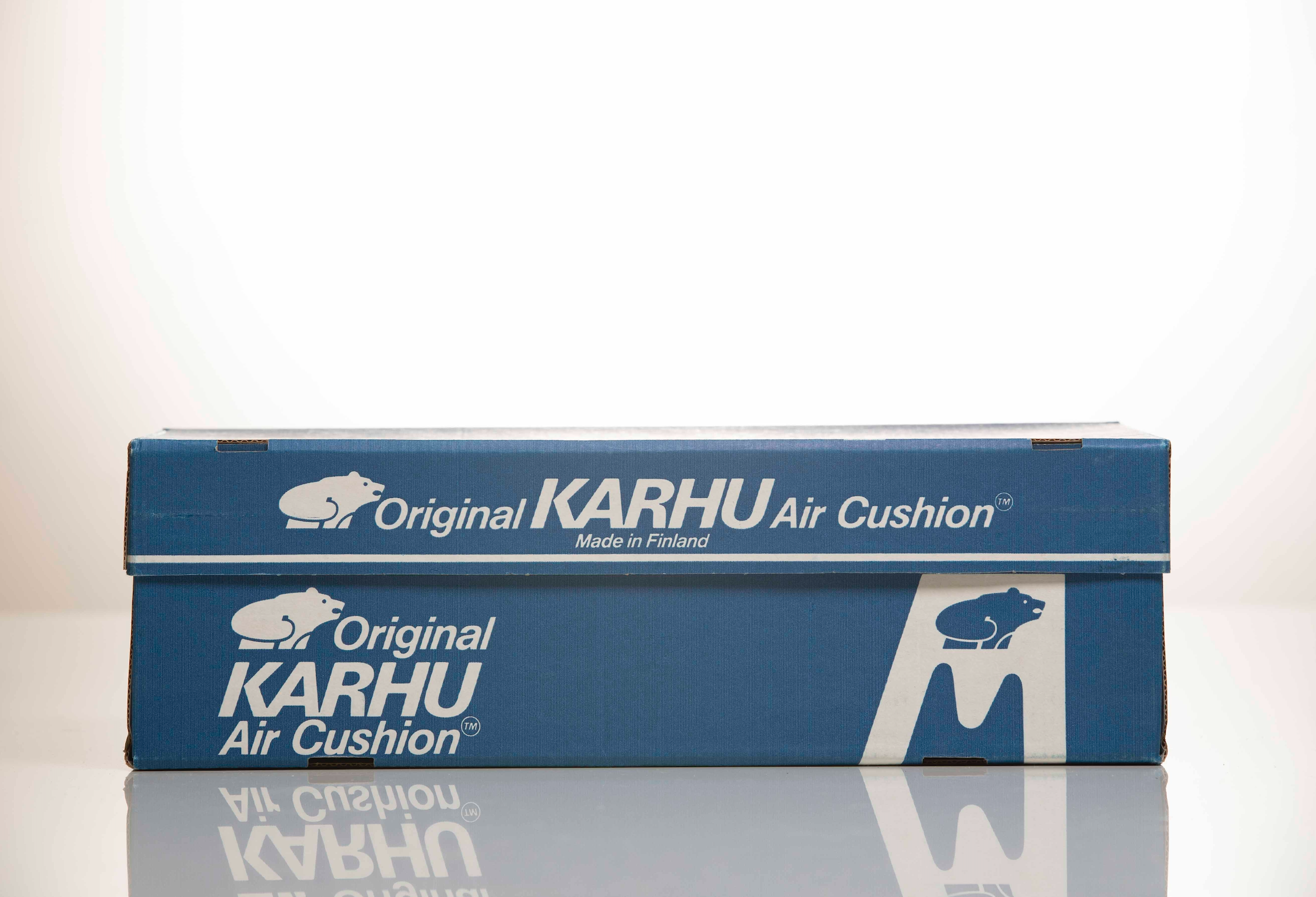 Un embalaje que es historia del atletismo: la caja azul de Karhu.